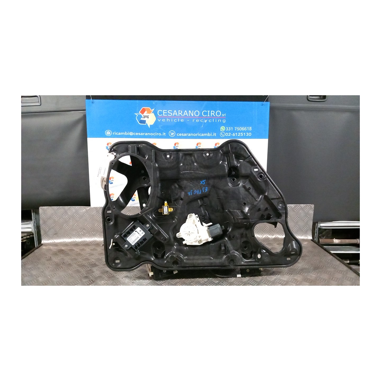 ALZACRISTALLO ELETTR. PORTA ANT. SX. 083 FIAT FREEMONT (24) (04/11-) 939B5000 K68043735AA