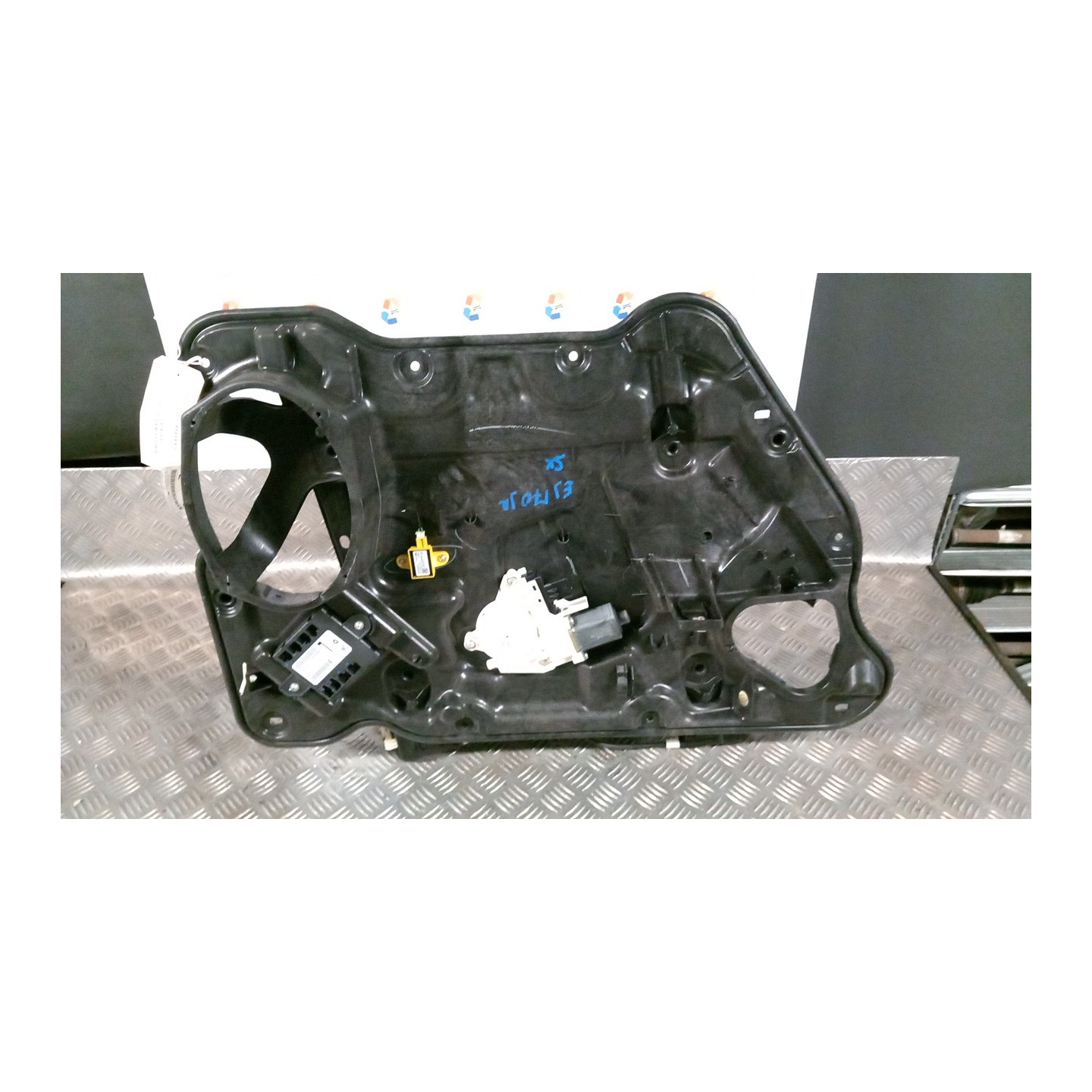 ALZACRISTALLO ELETTR. PORTA ANT. SX. 083 FIAT FREEMONT (24) (04/11-) 939B5000 K68043735AA