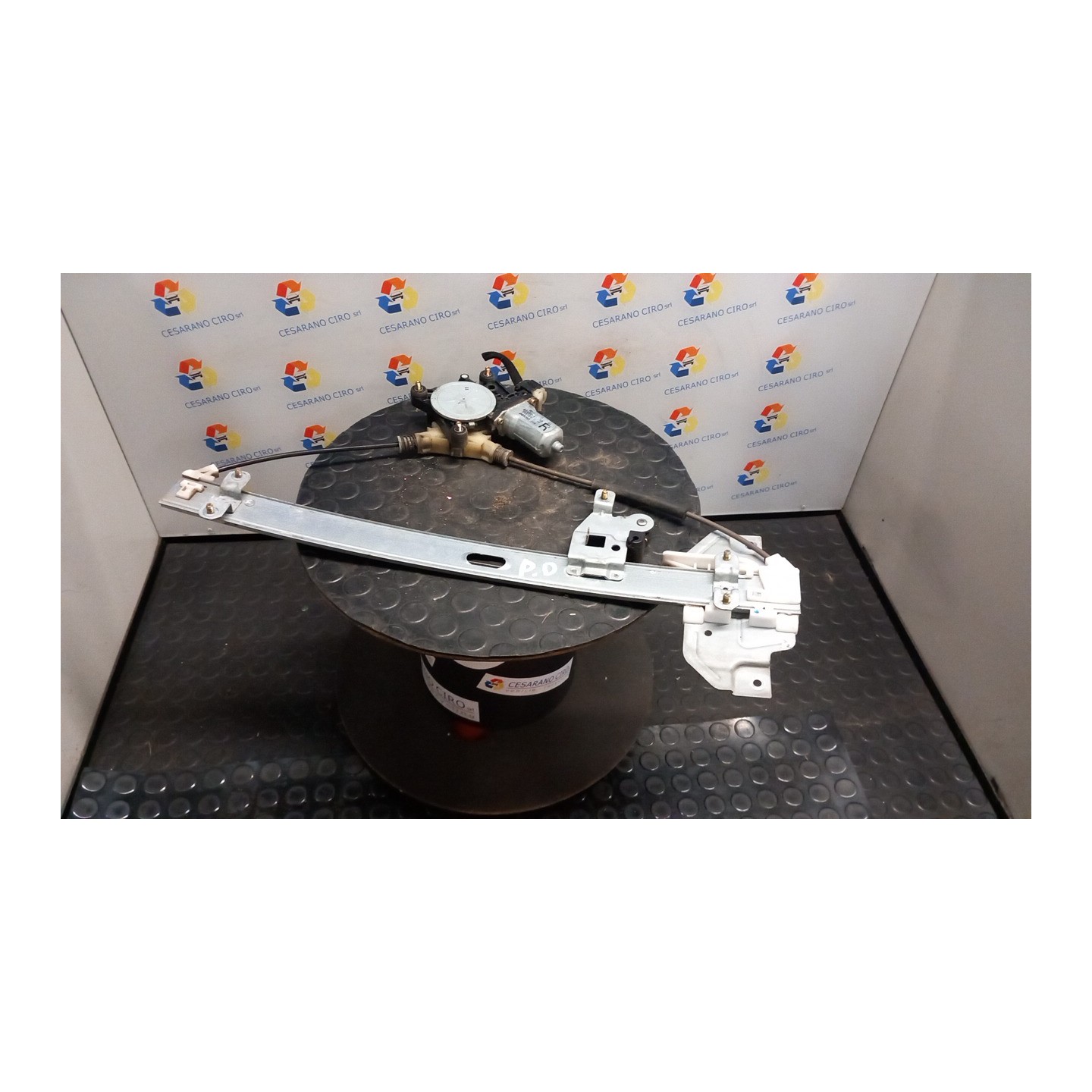 ALZACRISTALLO ELETTR. PORTA POST. C/MOTORINO DX. 060 KIA CARNIVAL 2A SERIE (06/06-) J3 834024D000
