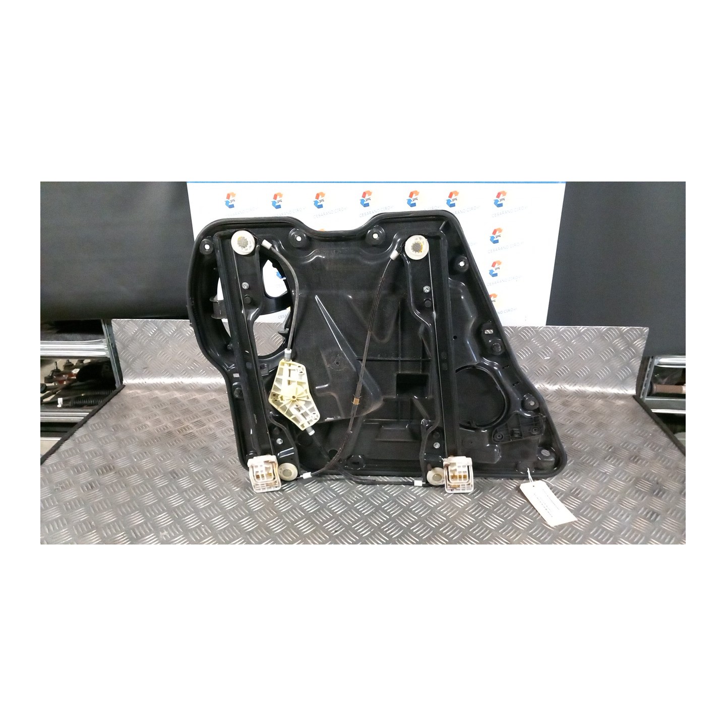 ALZACRISTALLO ELETTR. PORTA POST. DX. 114 FIAT FREEMONT (24) (04/11-) 939B5000 K68043738AA