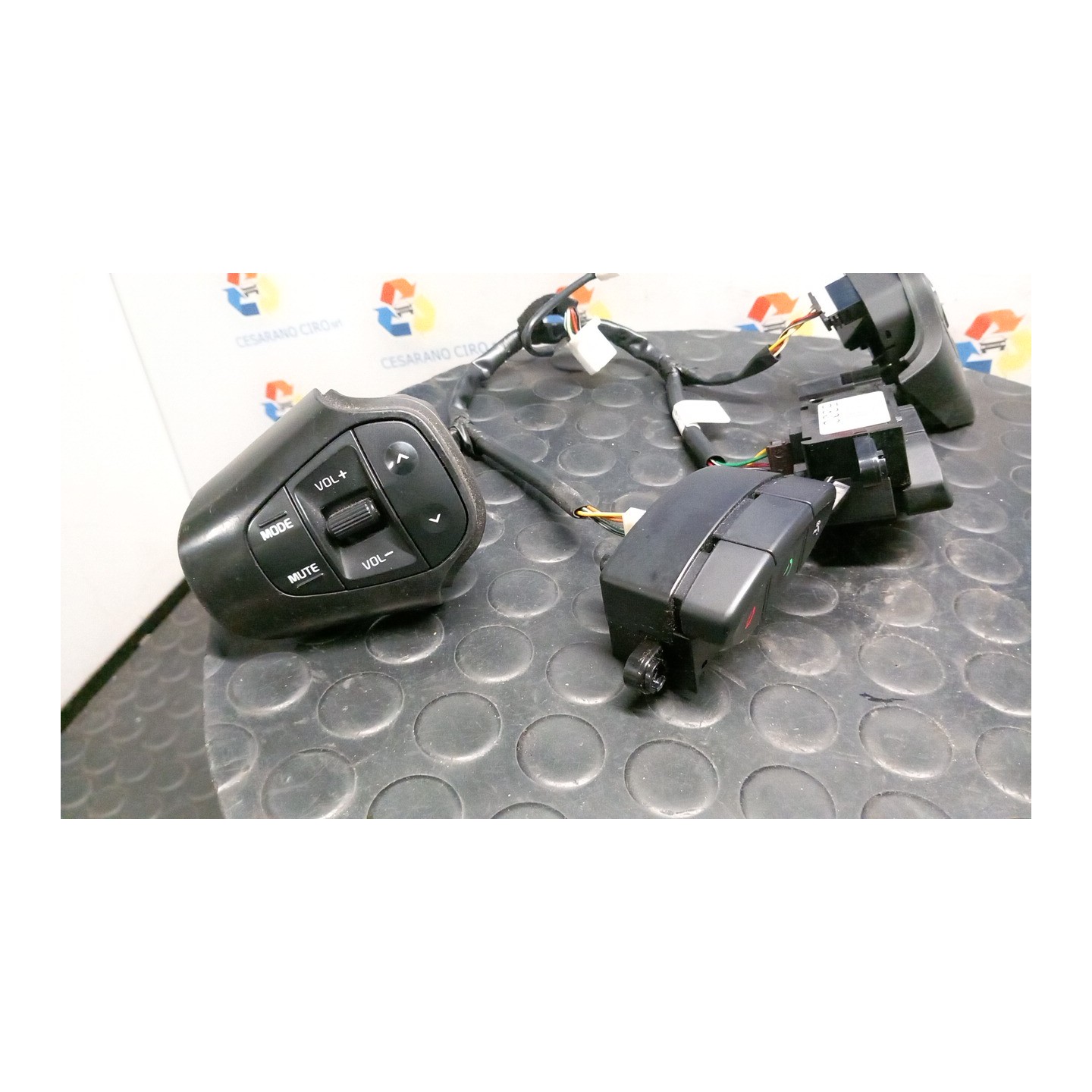 BLOCCO VOLANTE MULTIFUNZIONE SX. 033 KIA CARENS 3A SERIE (04/13-01/17) D4FD 96710A4100WK