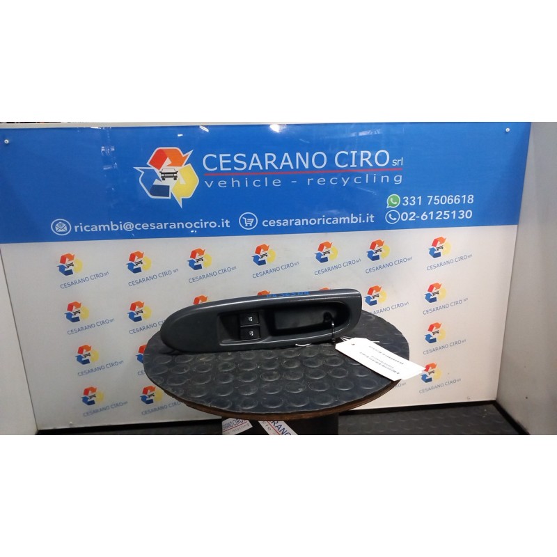 BLOCCO COMANDI ALZACRISTALLI SX. 007 RENAULT CLIO 2A SERIE (05/01-11/10) D4FG7 8200084008