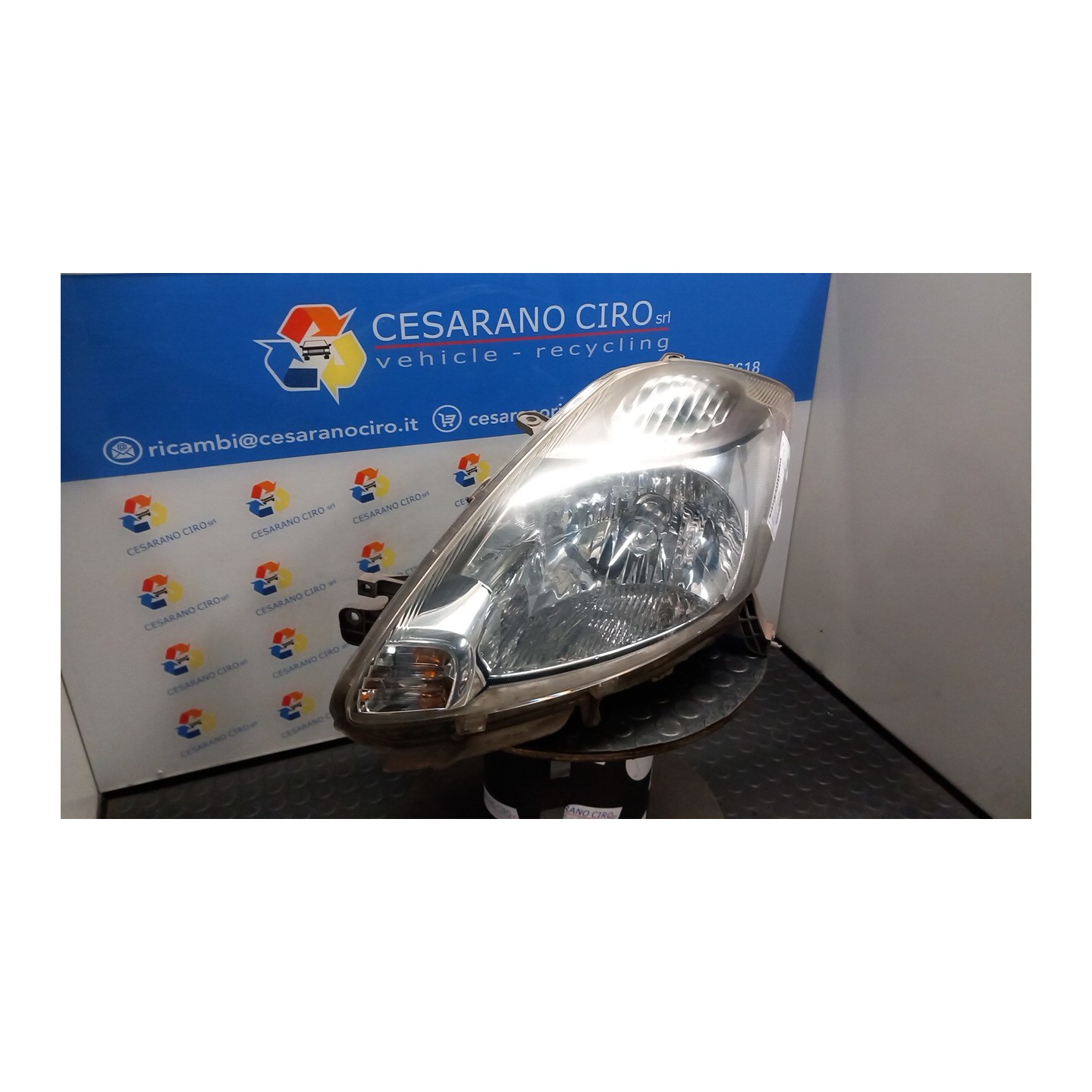PROIETTORE SX. 098 DAIHATSU SIRION 2A SERIE (01/05-) 1KR 8117097421