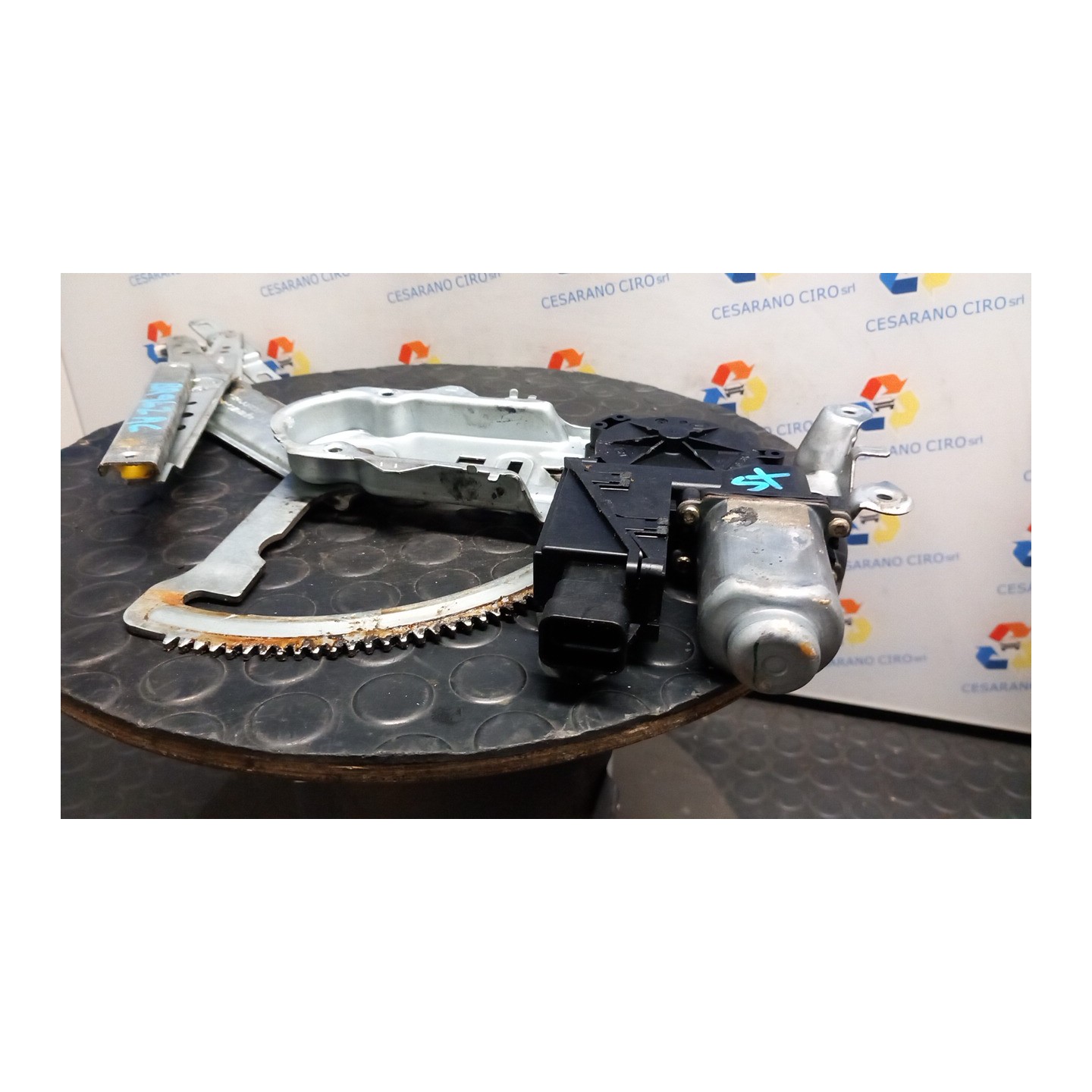 ALZACRISTALLO ELETTR. PORTA ANT. SX. 004 OPEL CORSA (X01) (10/00-06/06) Z10XE 93186824