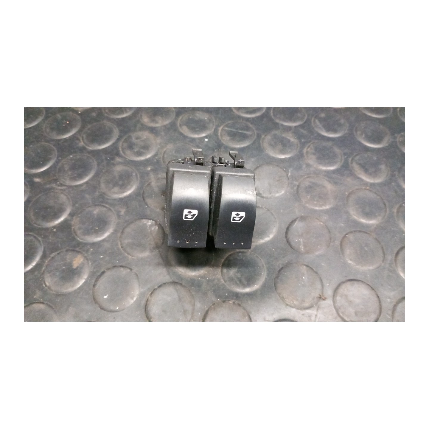 BLOCCO COMANDI ALZACRISTALLI SX. 108 RENAULT CLIO 2A SERIE (05/01-11/10) D7FG7 8200084008