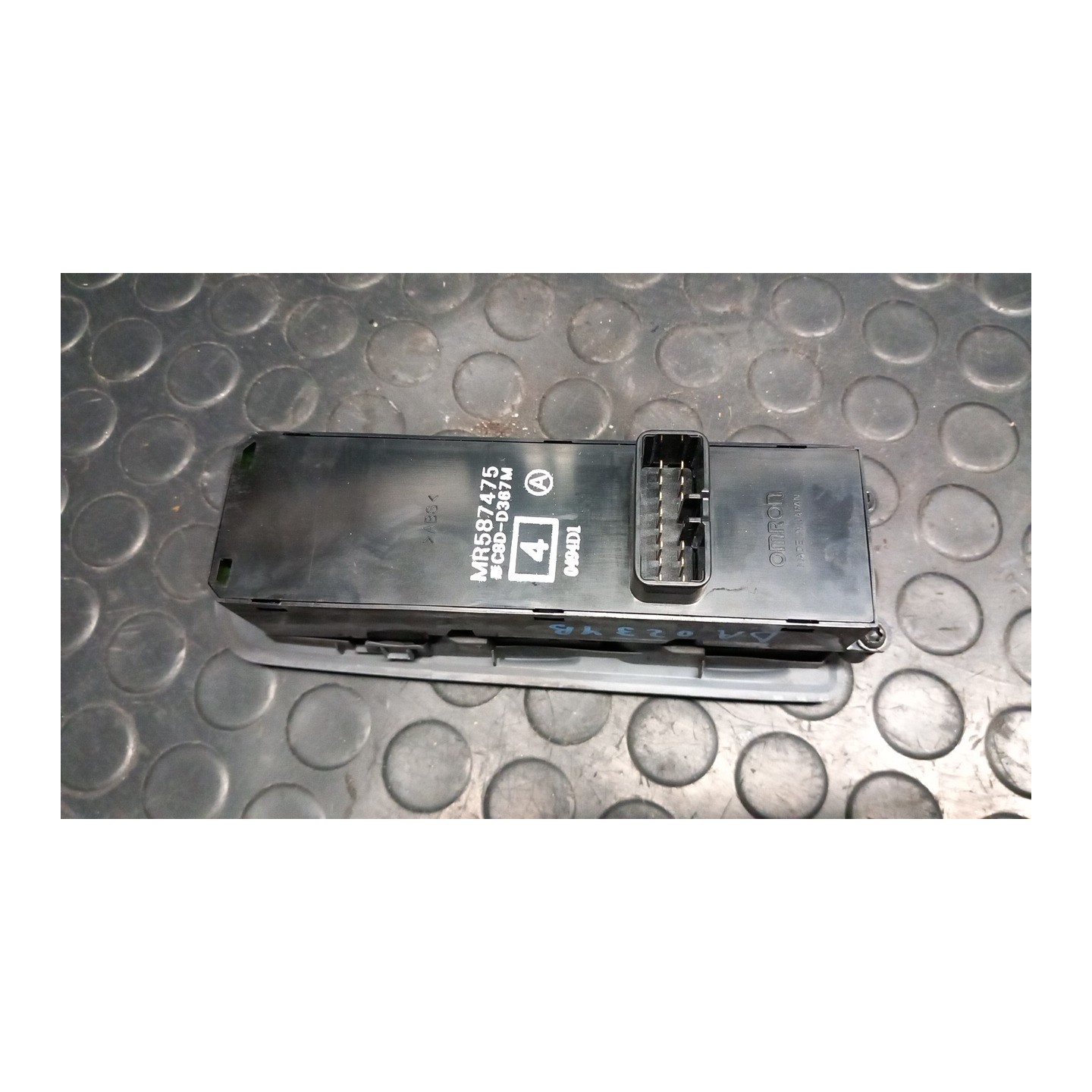 BLOCCO COMANDI ALZACRISTALLI C/CRISTALLI ELETTRICI POST 086 MITSUBISHI COLT (06/04-12/09) 135930 MR587475