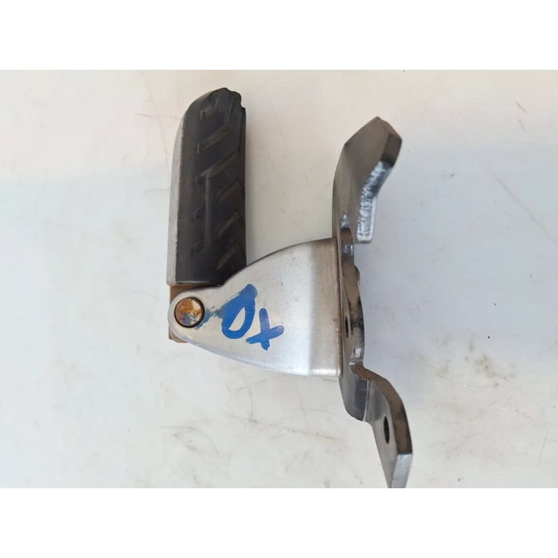 Supporto pedana appoggiapiede posteriore Aprilia Scarabeo 50 2T (10-14) Scarabeo 50 2T Net (Motore Piaggio) Destro