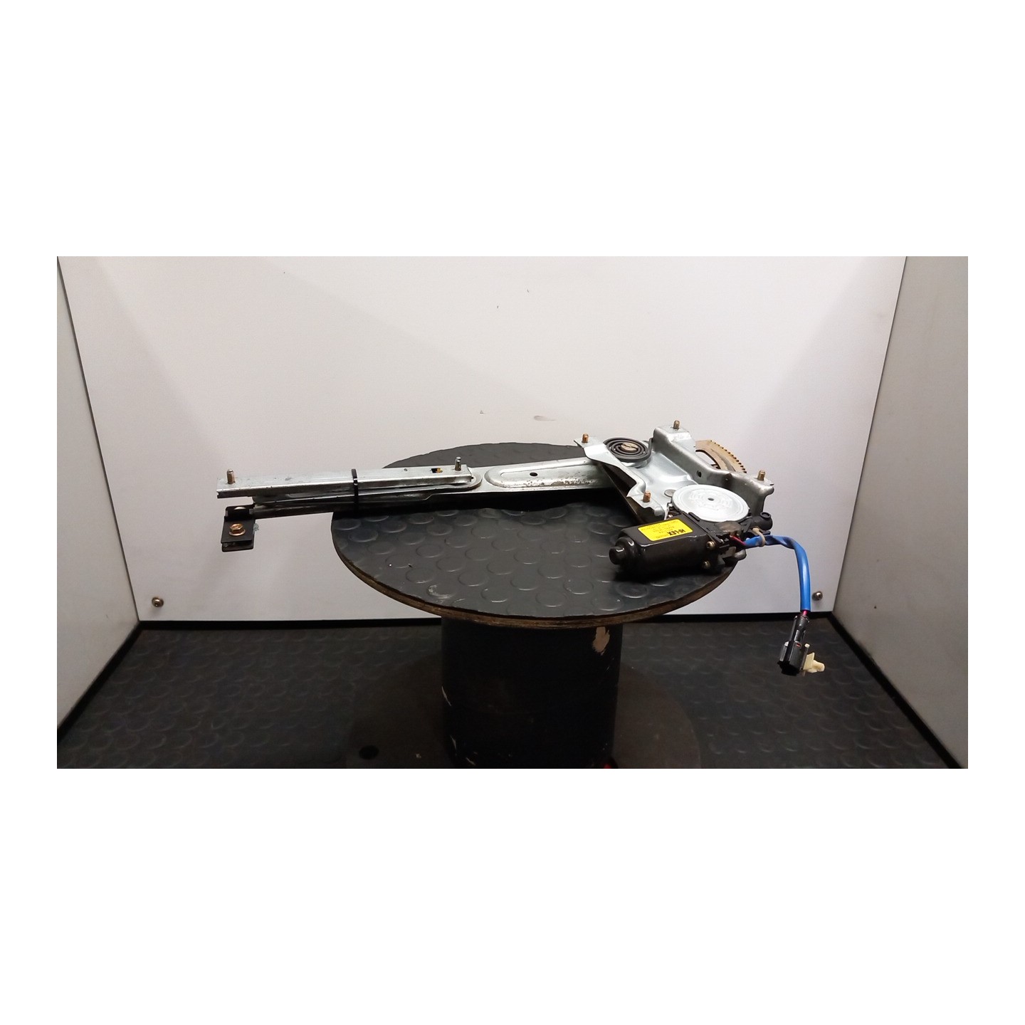 ALZACRISTALLO ELETTR. PORTA ANT. C/MOTORINO DX. 036 KIA SORENTO 1A SERIE (07/02-12/06 D4CB 824023E002