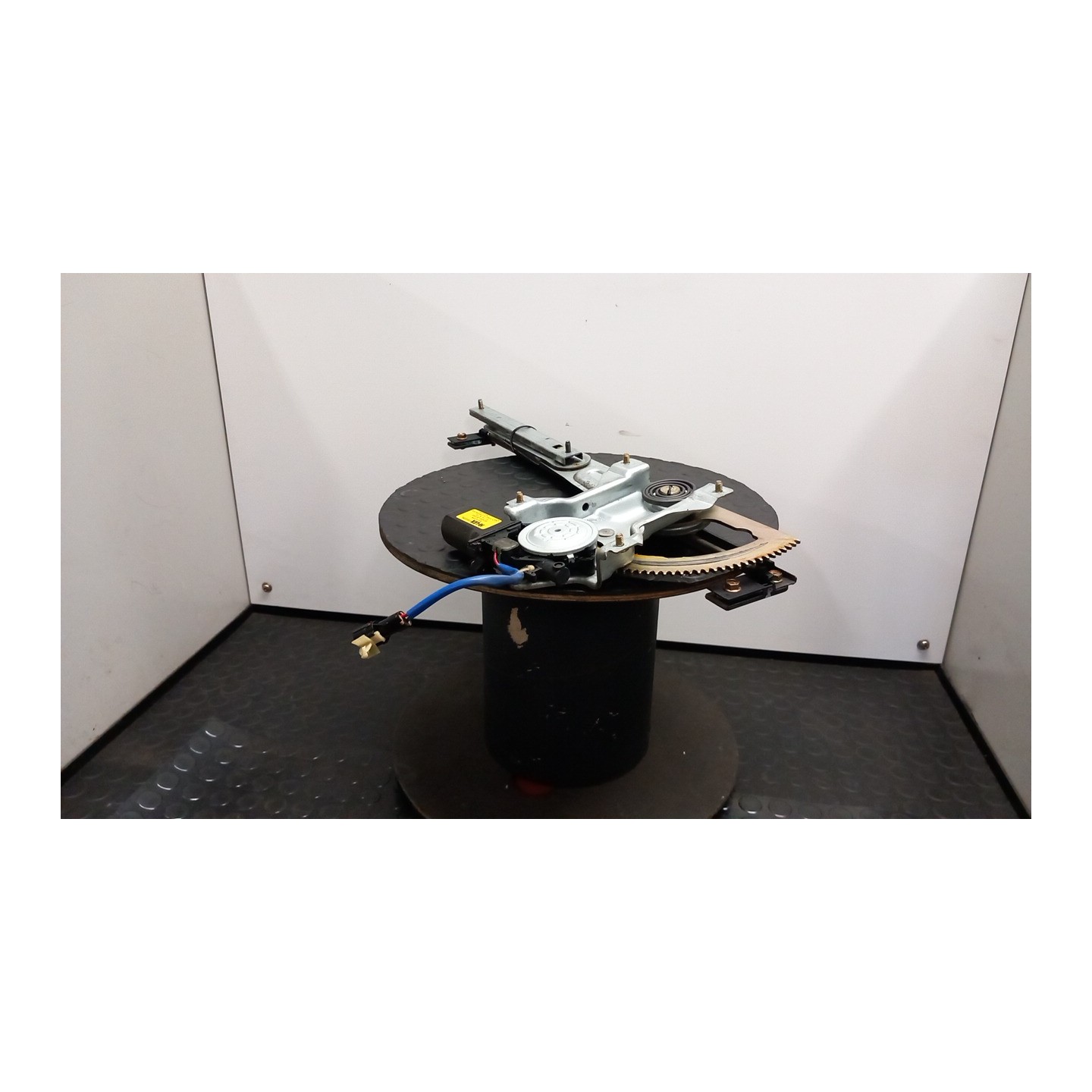 ALZACRISTALLO ELETTR. PORTA ANT. C/MOTORINO DX. 036 KIA SORENTO 1A SERIE (07/02-12/06 D4CB 824023E002