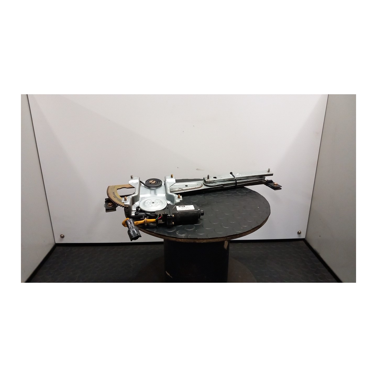 ALZACRISTALLO ELETTR. PORTA ANT. C/MOTORINO SX. 037 KIA SORENTO 1A SERIE (07/02-12/06 D4CB 824013E002