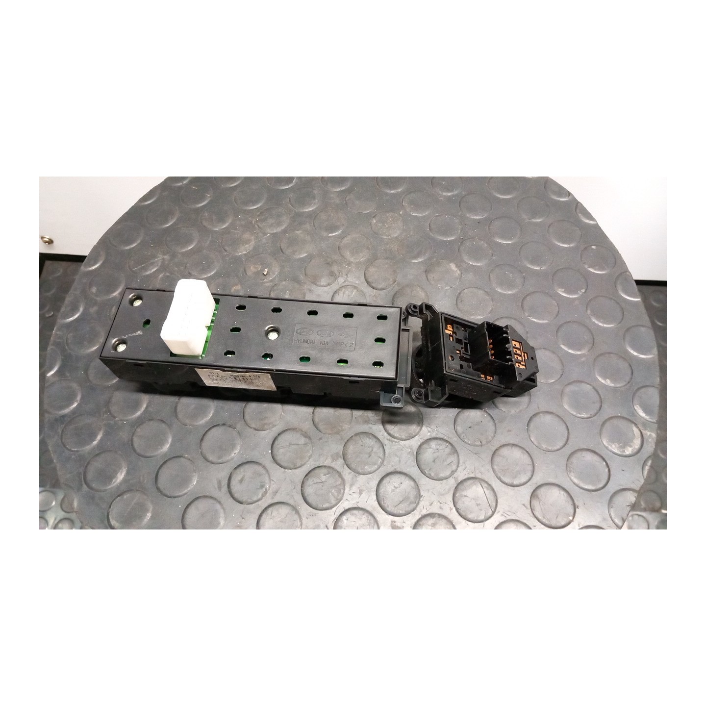 BLOCCO COMANDI ALZACRISTALLI E RETROVISORI EST. 043 HYUNDAI SANTA FE 2A SERIE (03/06-12/10 D4EB 935702B000S4