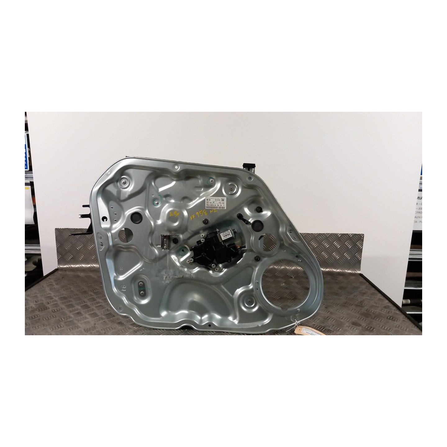 ALZACRISTALLO ELETTR. PORTA ANT. SX. 011 HYUNDAI IX20 (04/15-12/20) G4FA 824711K000