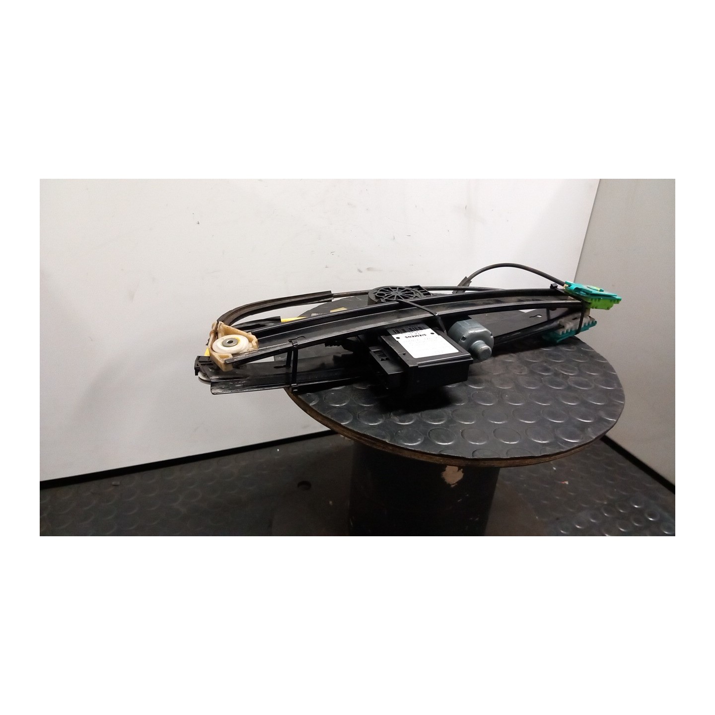 ALZACRISTALLO ELETTR. PORTA ANT. SX. 065 AUDI A2 (8Z) (06/00-02/06) AUA 8Z0837461B