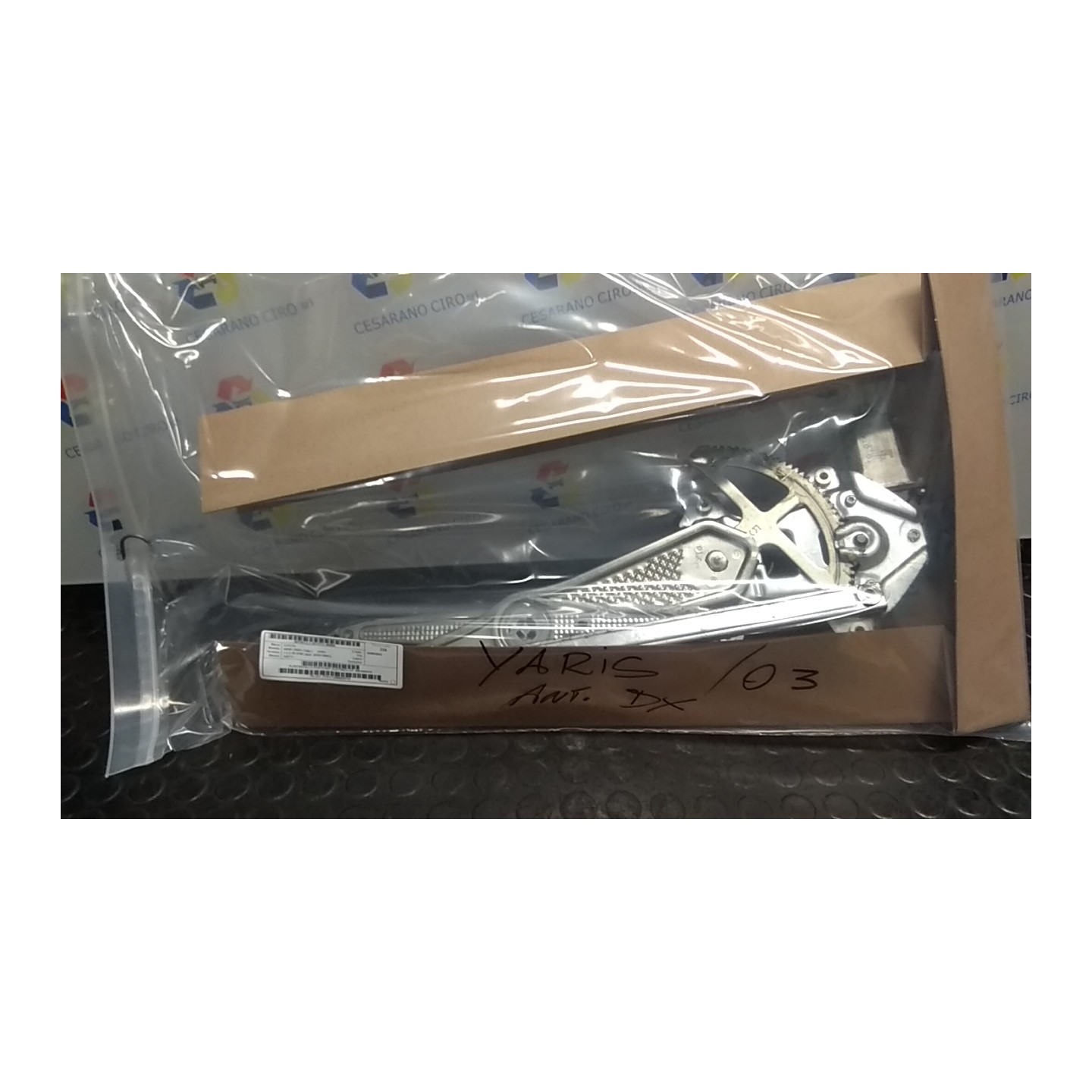 ALZACRISTALLO PORTA ANT. ELETTRICO DX. 008 TOYOTA YARIS (10/01-11/05)     (FRP) 1NDTV 698100D010