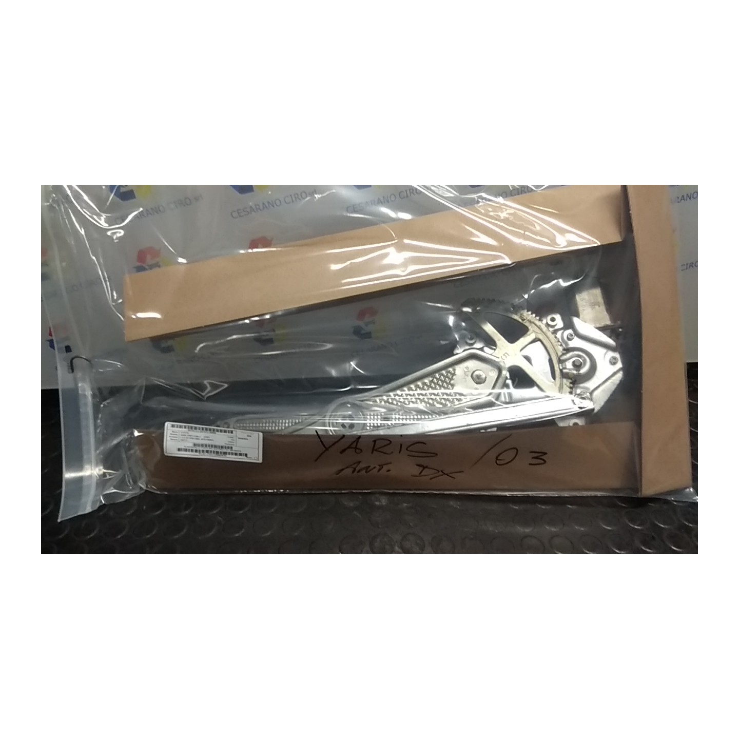 ALZACRISTALLO PORTA ANT. ELETTRICO DX. 008 TOYOTA YARIS (10/01-11/05)     (FRP) 1NDTV 698100D010