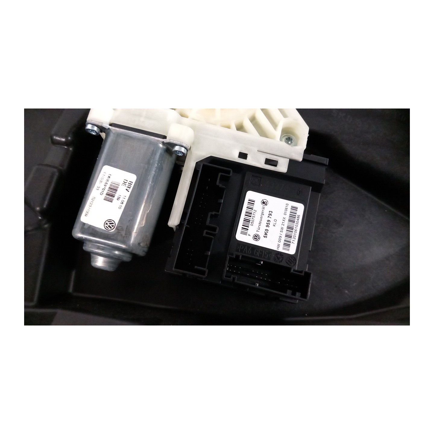 ALZACRISTALLO ELETTR. PORTA ANT. SX. 063 VOLKSWAGEN GOLF (5K/AJ) (09/08-) CAX 5K0837461D