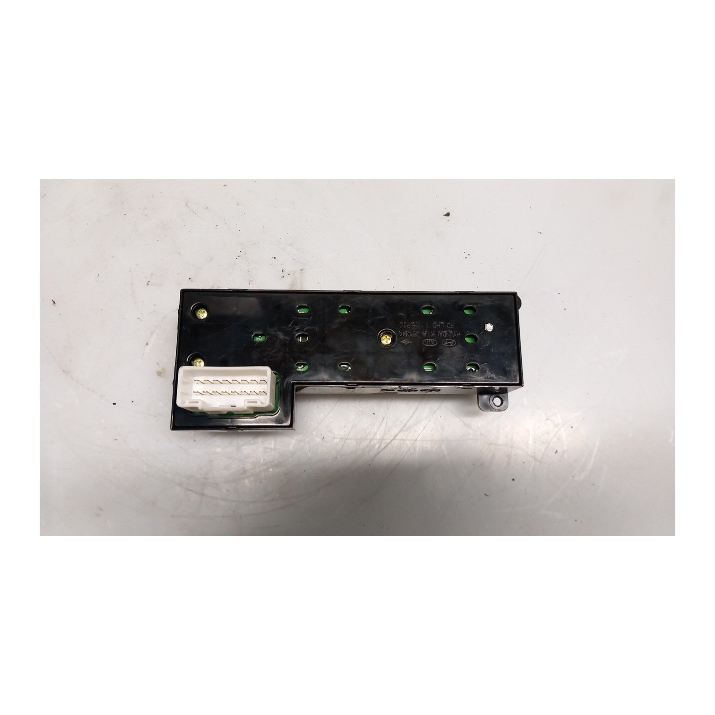 BLOCCO COMANDI ALZACRISTALLI E RETROVISORI EST. C/CRISTALLI ELETTRICI POST. 011 HYUNDAI I30 (07/07-12/12) D4FB-FL 935702L010