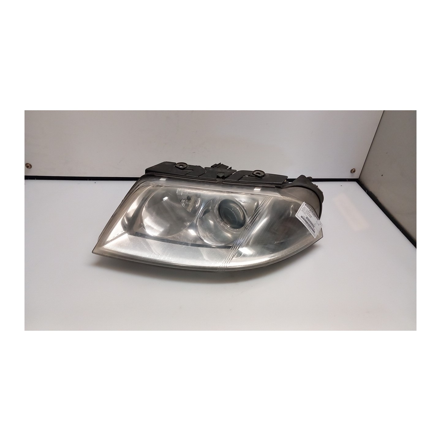 PROIETTORE CON REGOLATORE ALTEZZA SX. 111 VOLKSWAGEN PASSAT (3B) (10/00-03/06) AVF 3B0941015AN