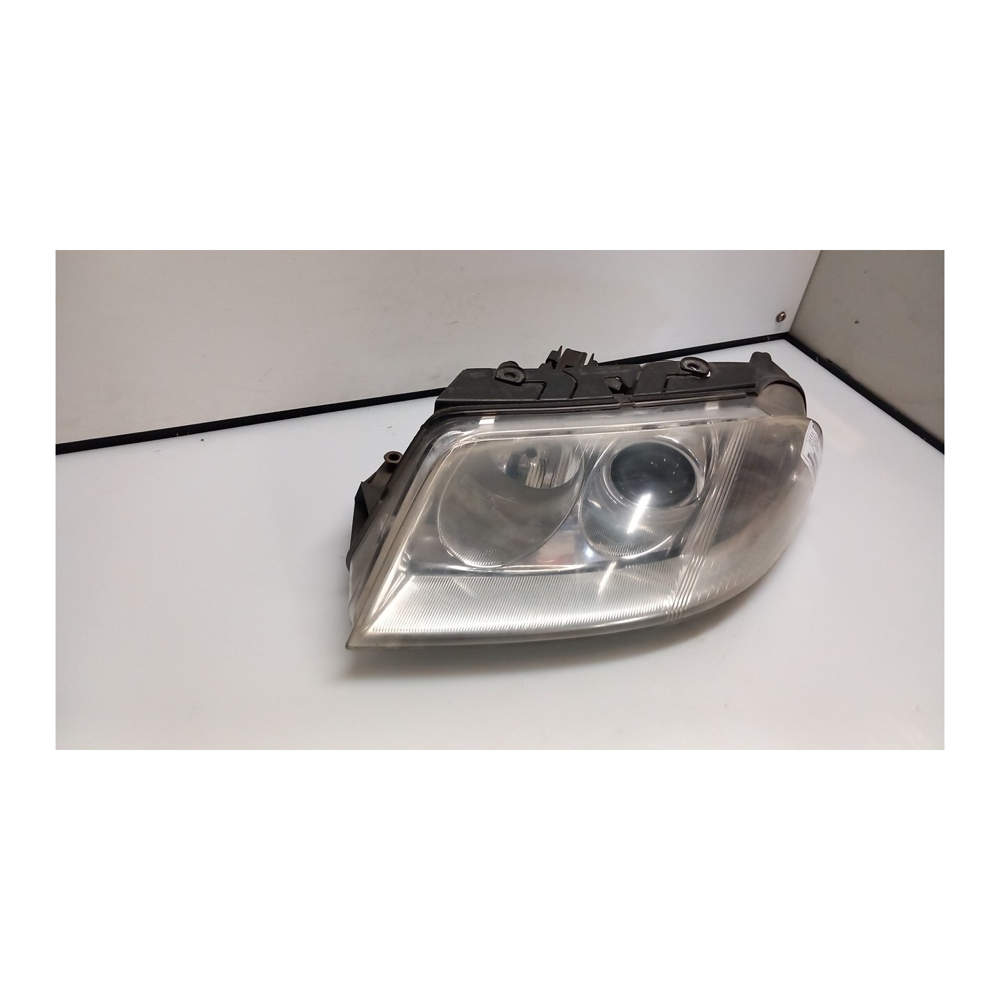 PROIETTORE CON REGOLATORE ALTEZZA SX. 111 VOLKSWAGEN PASSAT (3B) (10/00-03/06) AVF 3B0941015AN