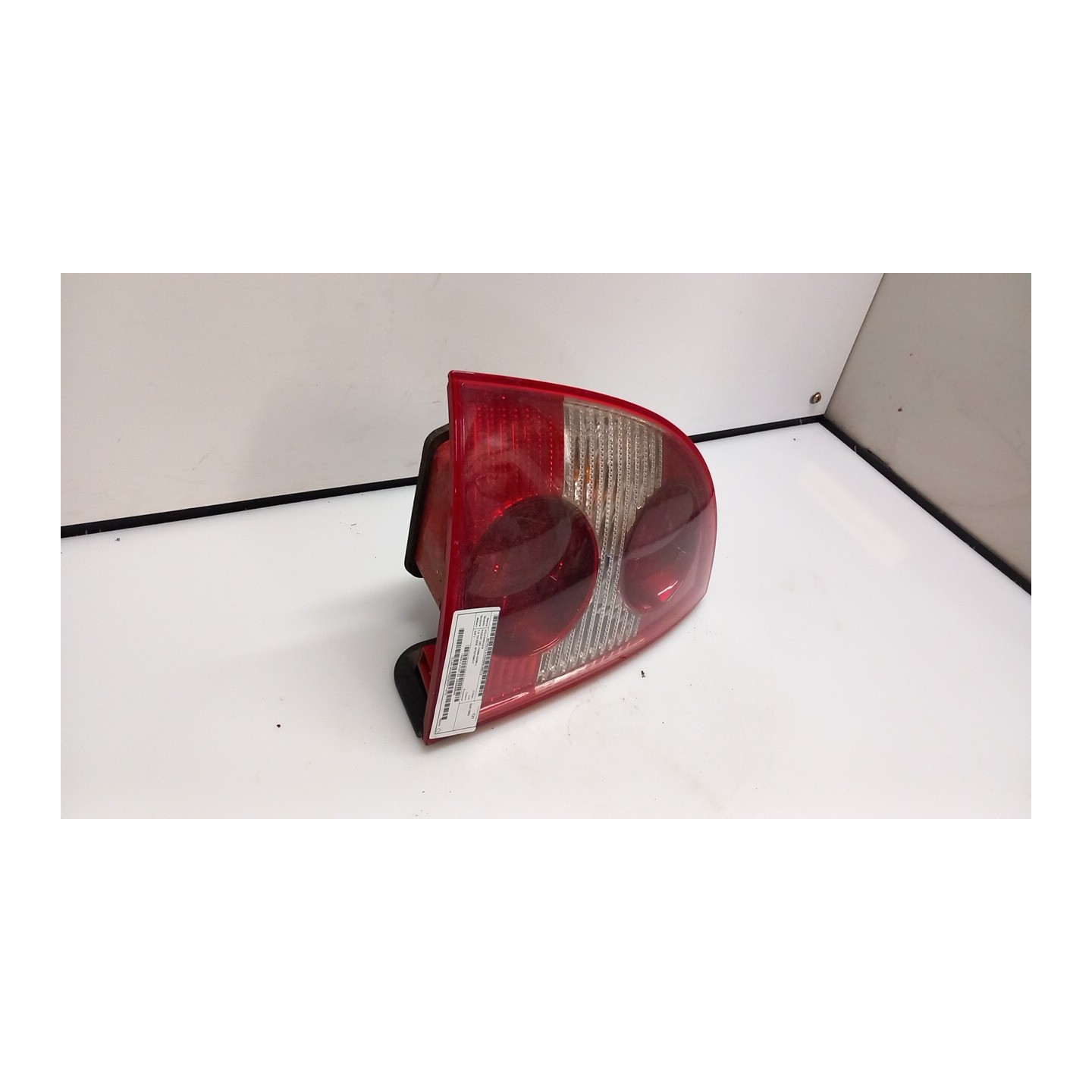 FANALE POST. SX. 113 VOLKSWAGEN PASSAT (3B) (10/00-03/06) AVF 3B5945095AE