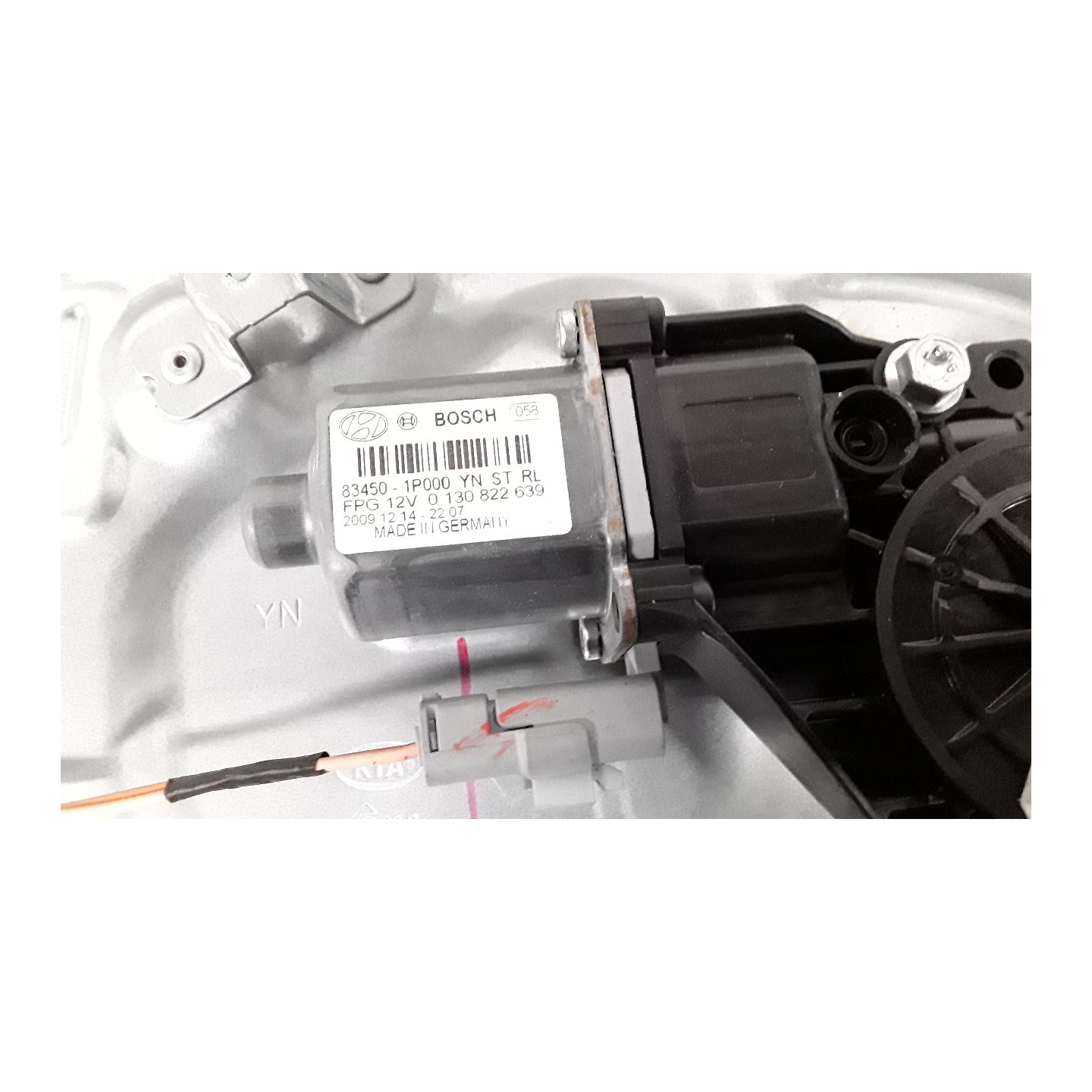 ALZACRISTALLO ELETTR. PORTA POST. SX. 072 KIA VENGA (01/10-) G4FA 834011P010