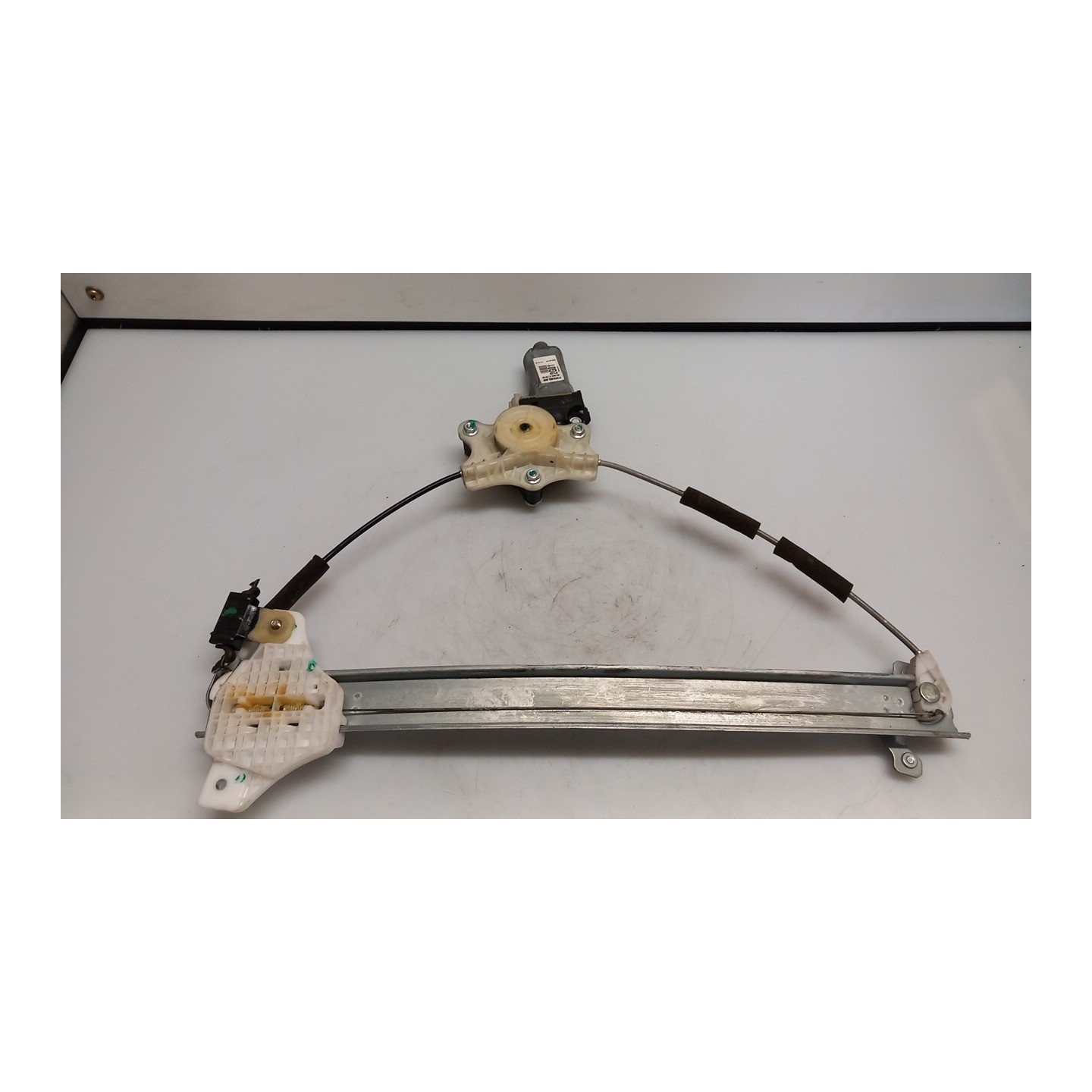ALZACRISTALLO ELETTR. PORTA ANT. DX. 105 HYUNDAI I20 (07/18-03/21) G4LA 82404C7010