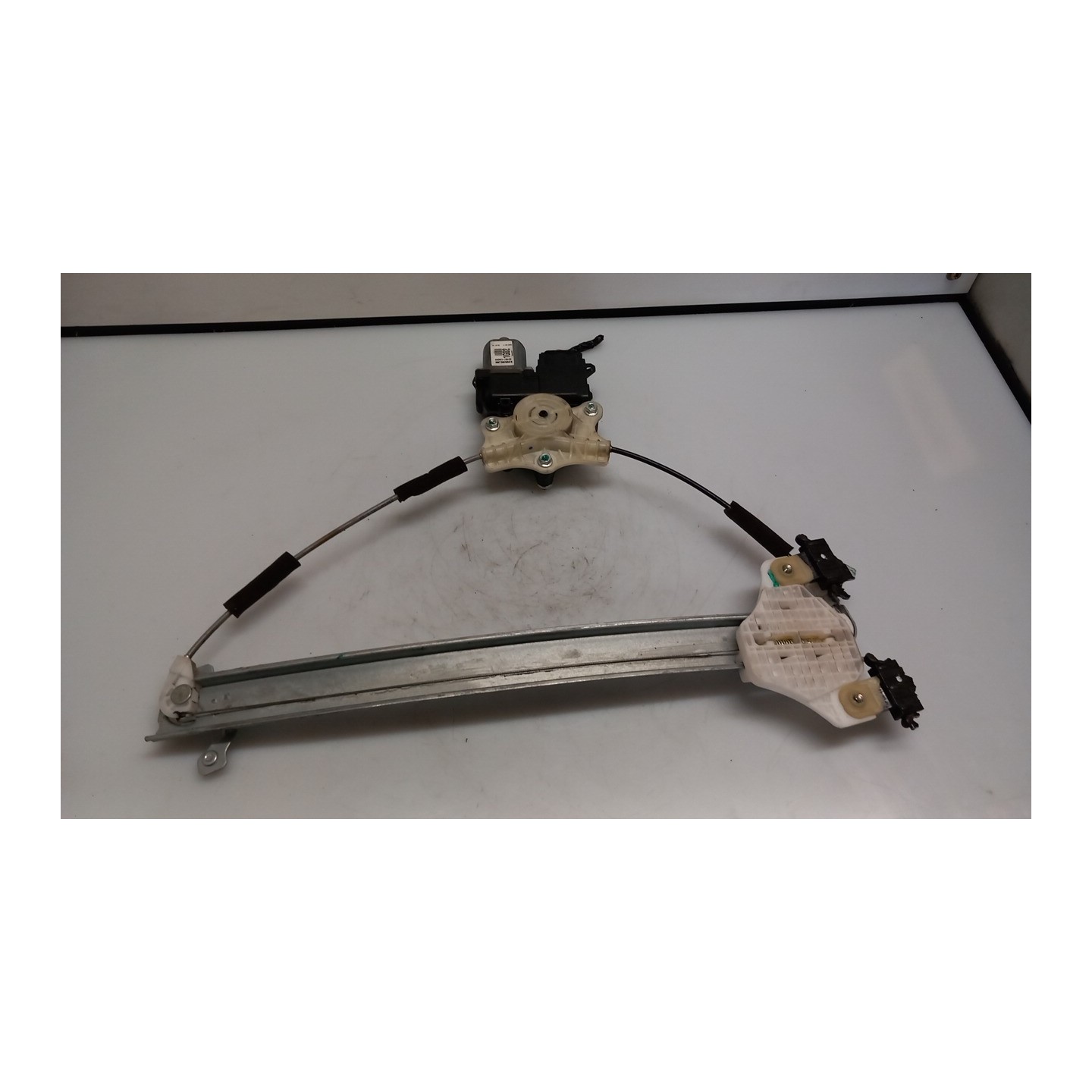 ALZACRISTALLO ELETTR. PORTA ANT. SX. 106 HYUNDAI I20 (07/18-03/21) G4LA 82403C7010