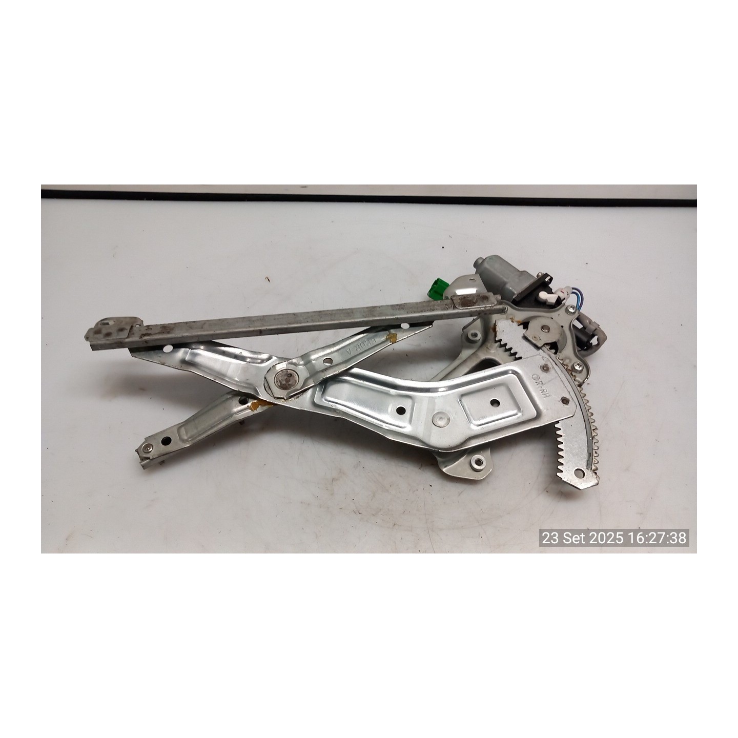 ALZACRISTALLO ELETTR. PORTA POST. DX. 071 SUBARU FORESTER 2A SERIE (10/02-04/08 EJ20 62222SA001