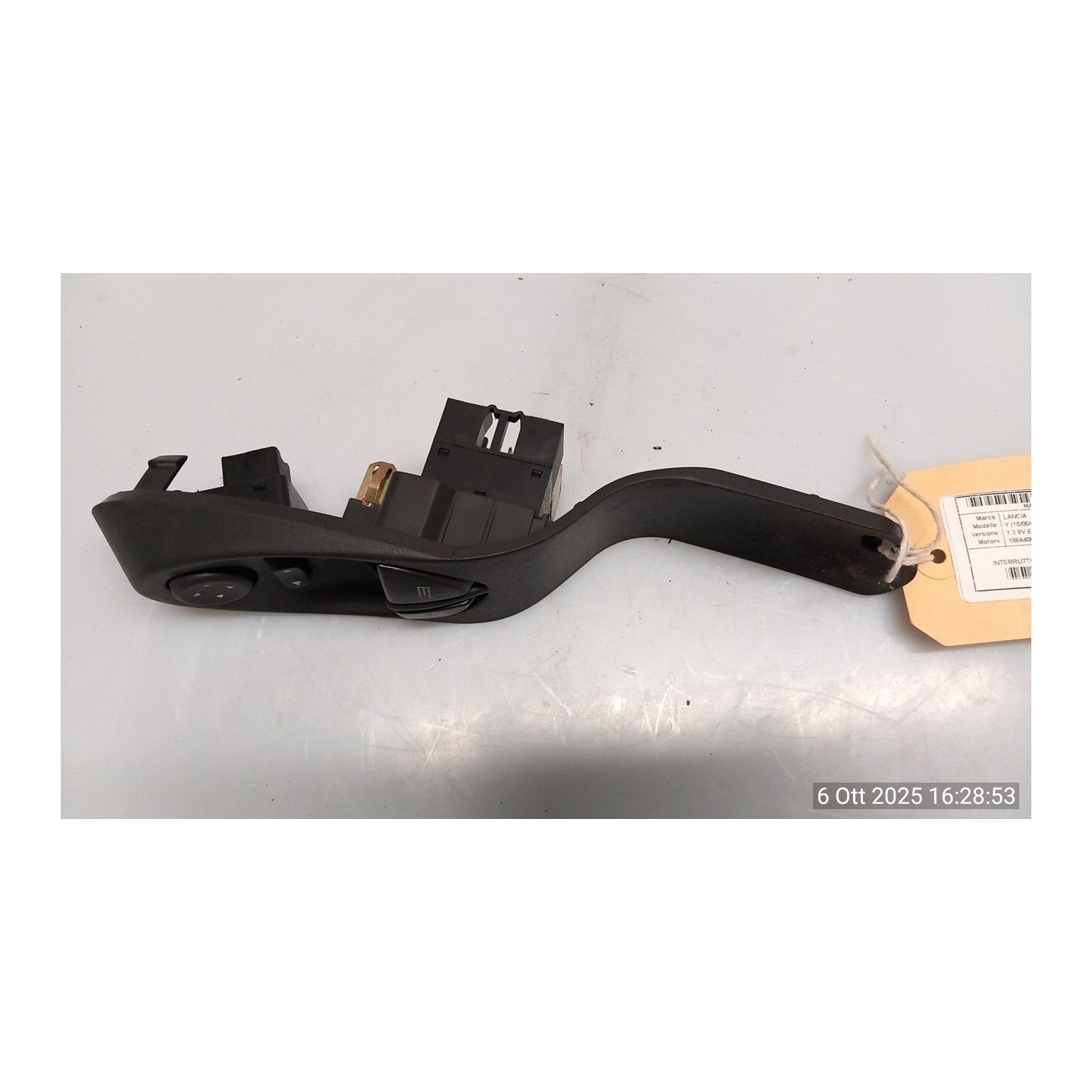 INTERRUTTORE ALZACRISTALLI PORTA ANT. C/ RETR. ELETTR. SX. 105 LANCIA Y (10/00-03/04) 188A4000 735241273
