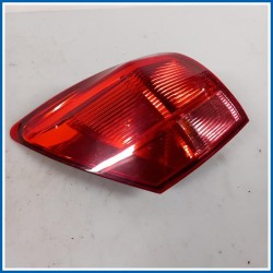 Fanale est. FARO POST SX 
sx. 
post. NISSAN Qashqai I