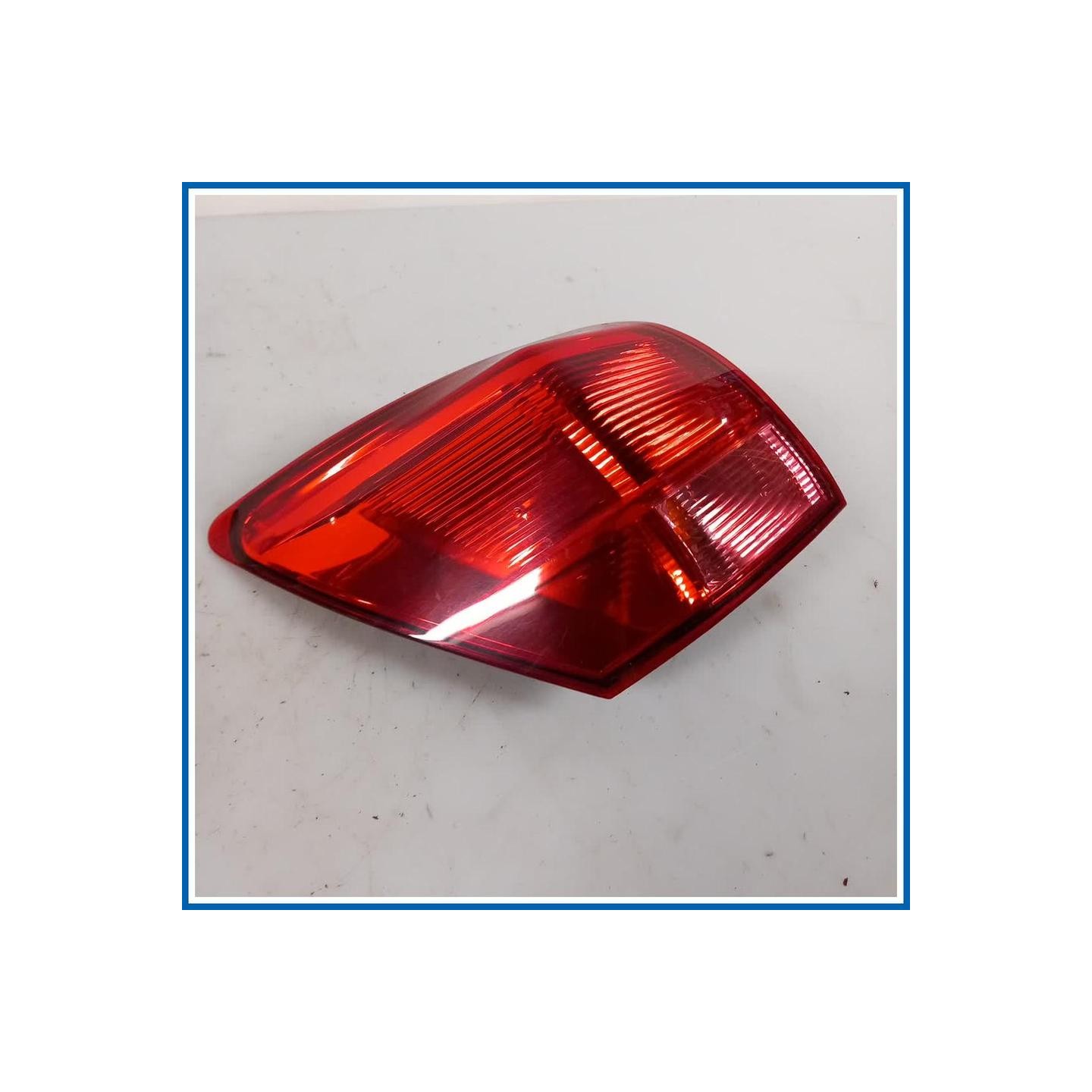 Fanale est. FARO POST SX 
sx. 
post. NISSAN Qashqai I