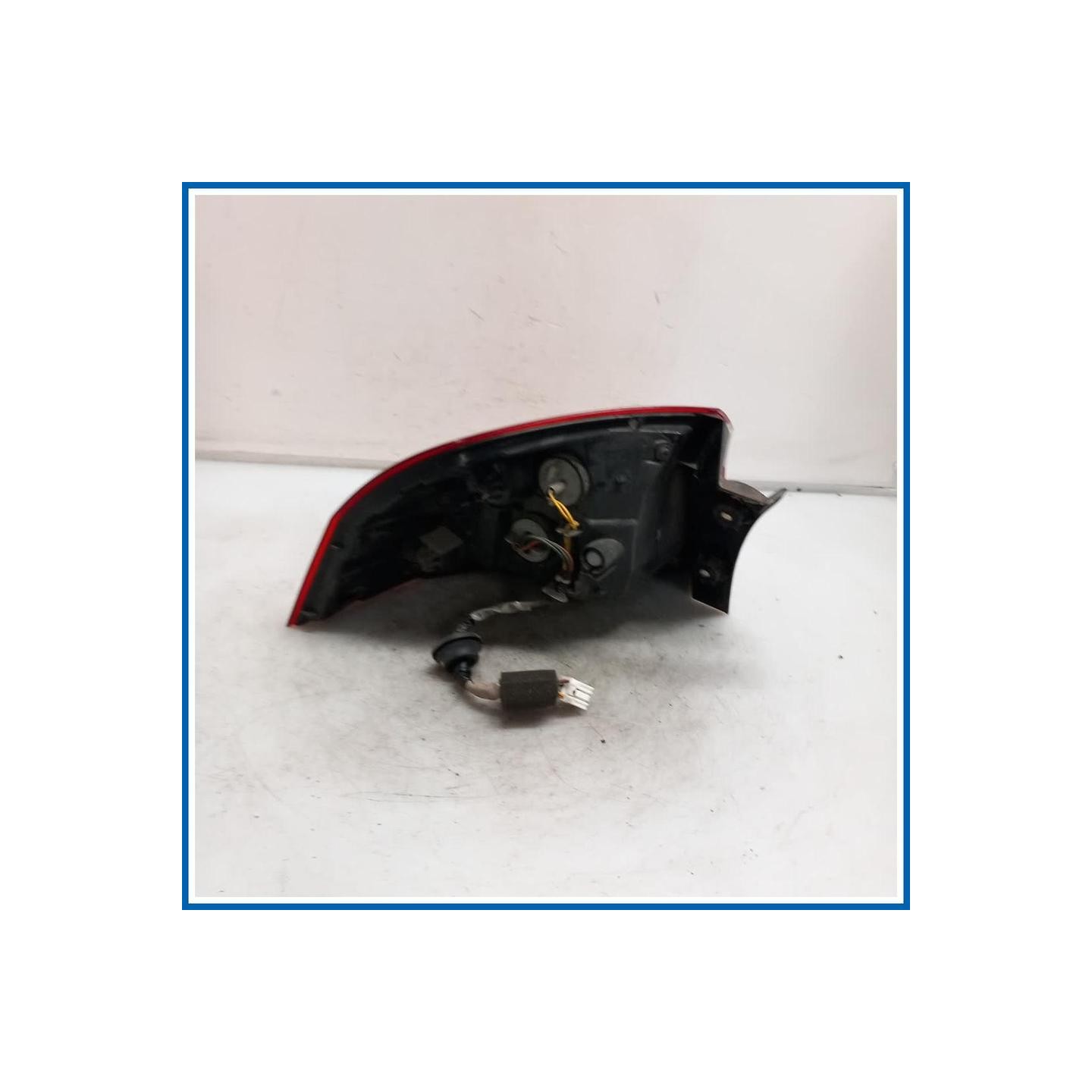 Fanale est. LAMP ASSY-REAR COMB OUTSIDE,RH | dx. | post. KIA Rio III