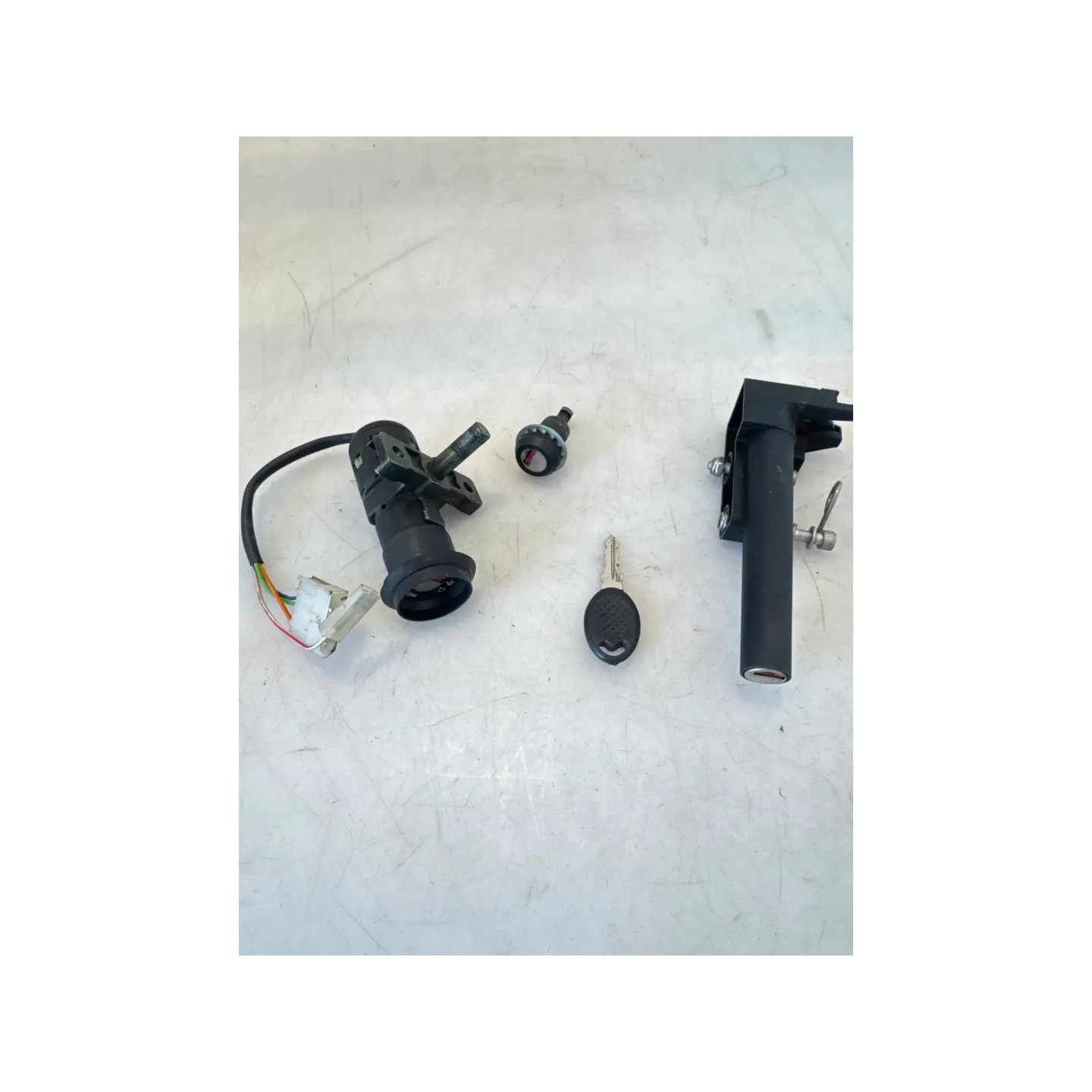 Commutatore avviamento e bloccasterzo Aprilia Scarabeo 50 2T (93-97) Scarabeo 50 2T 