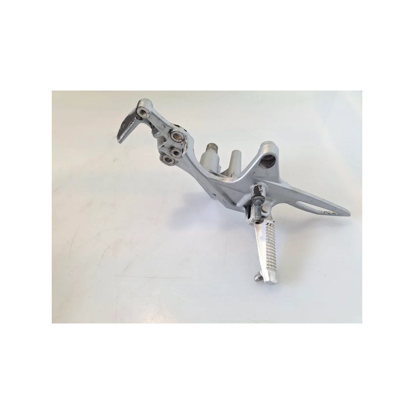 Supporto pedana appoggiapiede anteriore Bmw F 800 R (217) (E3) (09-15) F 800 R Sinistro
