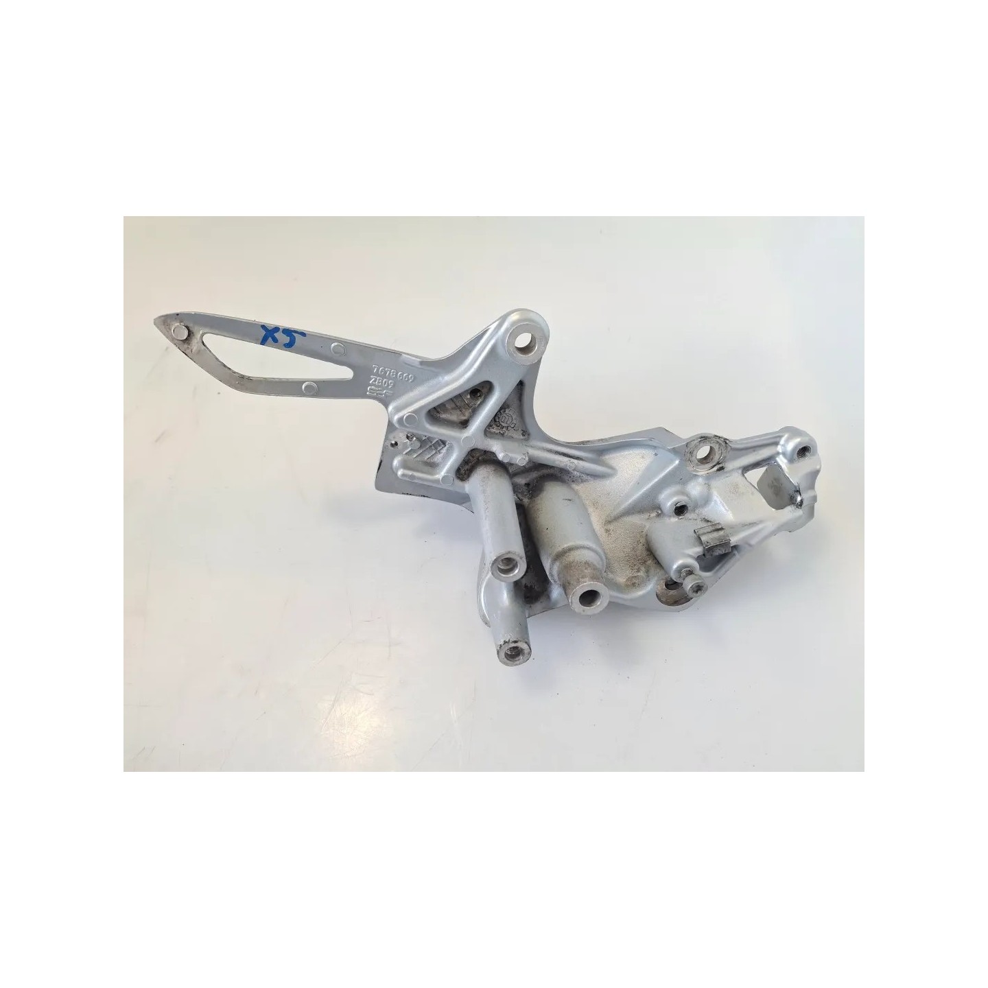 Supporto pedana appoggiapiede anteriore Bmw F 800 R (217) (E3) (09-15) F 800 R Sinistro