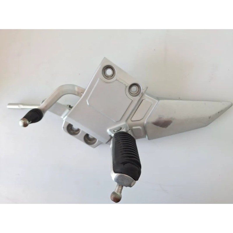 Supporto pedana appoggiapiede anteriore Yamaha FJR 1300 (16-) FJR 1300 AE Sinistro