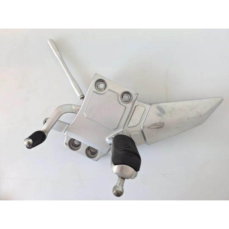 Supporto pedana appoggiapiede anteriore Yamaha FJR 1300 (16-) FJR 1300 AE Sinistro
