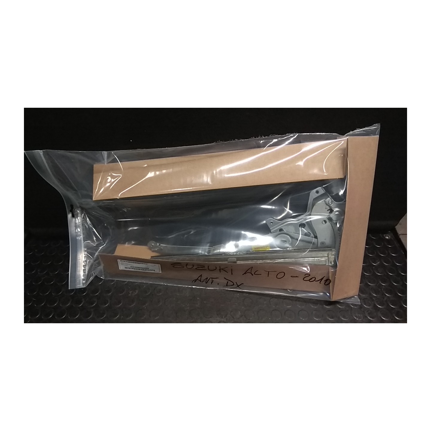 ALZACRISTALLO ELETTR. PORTA ANT. C/MOTORINO DX. 061 SUZUKI ALTO (03/09-) K10B 83401M68K10