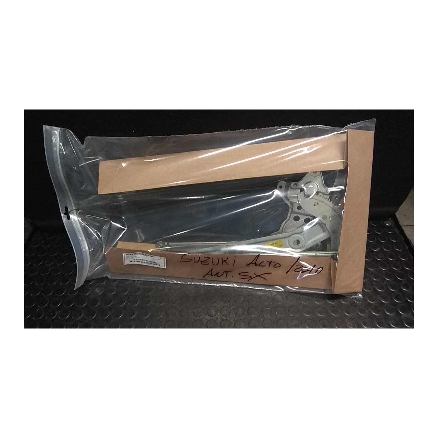 ALZACRISTALLO ELETTR. PORTA ANT. C/MOTORINO SX. 060 SUZUKI ALTO (03/09-) K10B 83402M68K10000