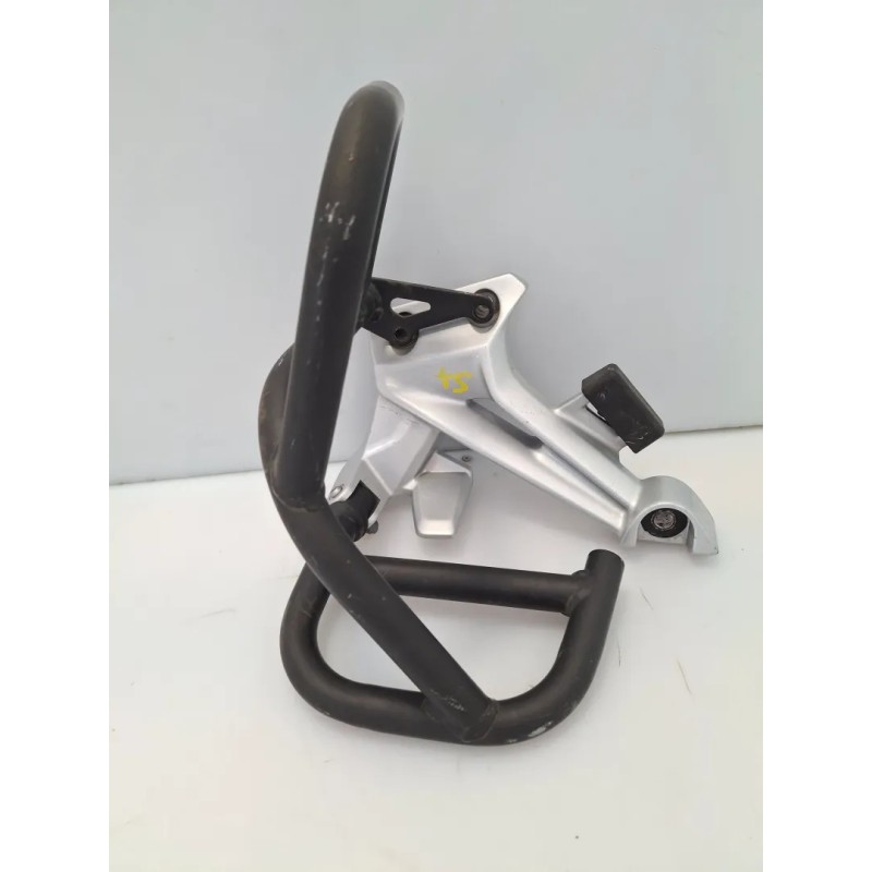 Supporto pedana appoggiapiede posteriore Yamaha FJR 1300 (16-) FJR 1300 AE Sinistro