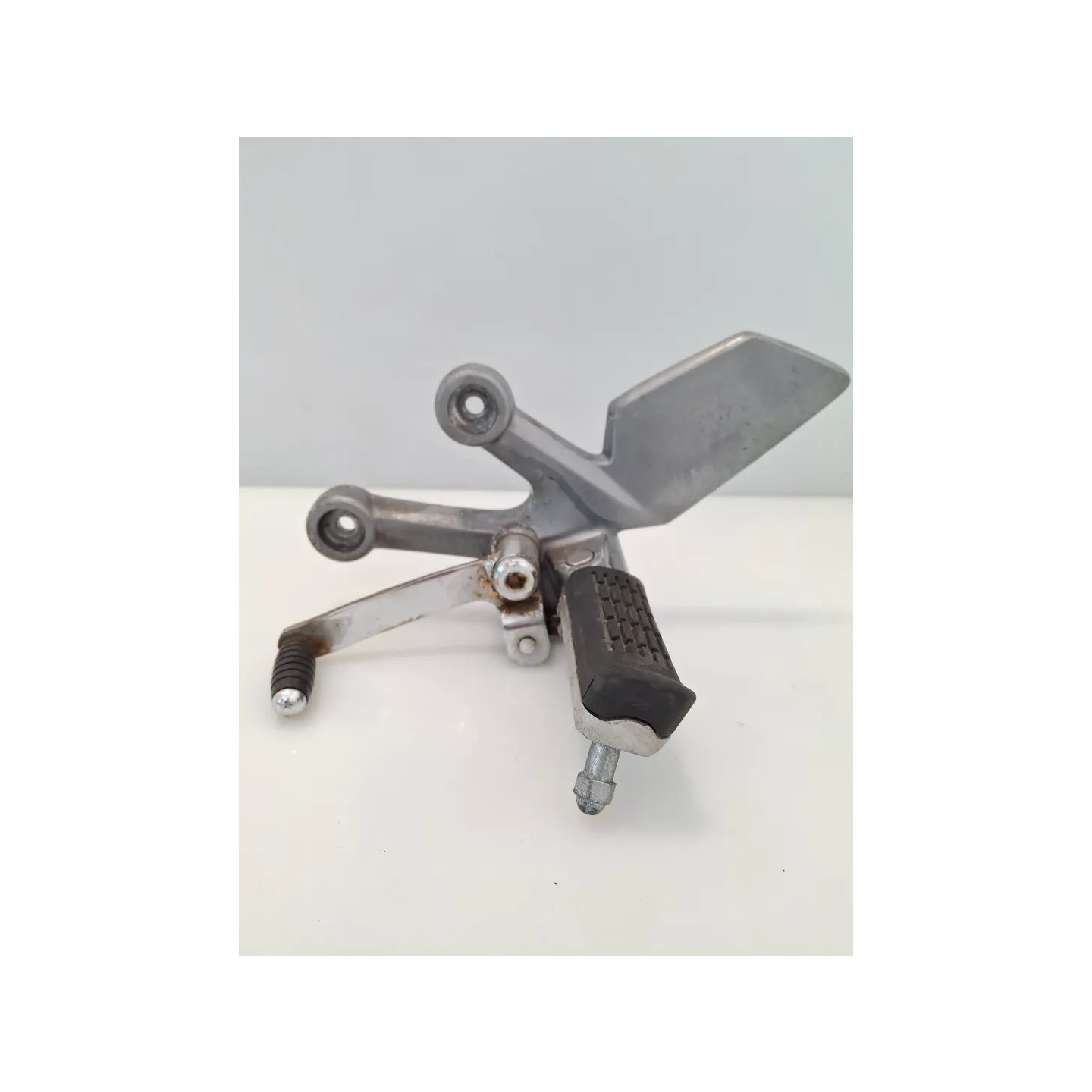 Supporto pedana appoggiapiede anteriore Sym SB 250 SB 250 Ni Sinistro