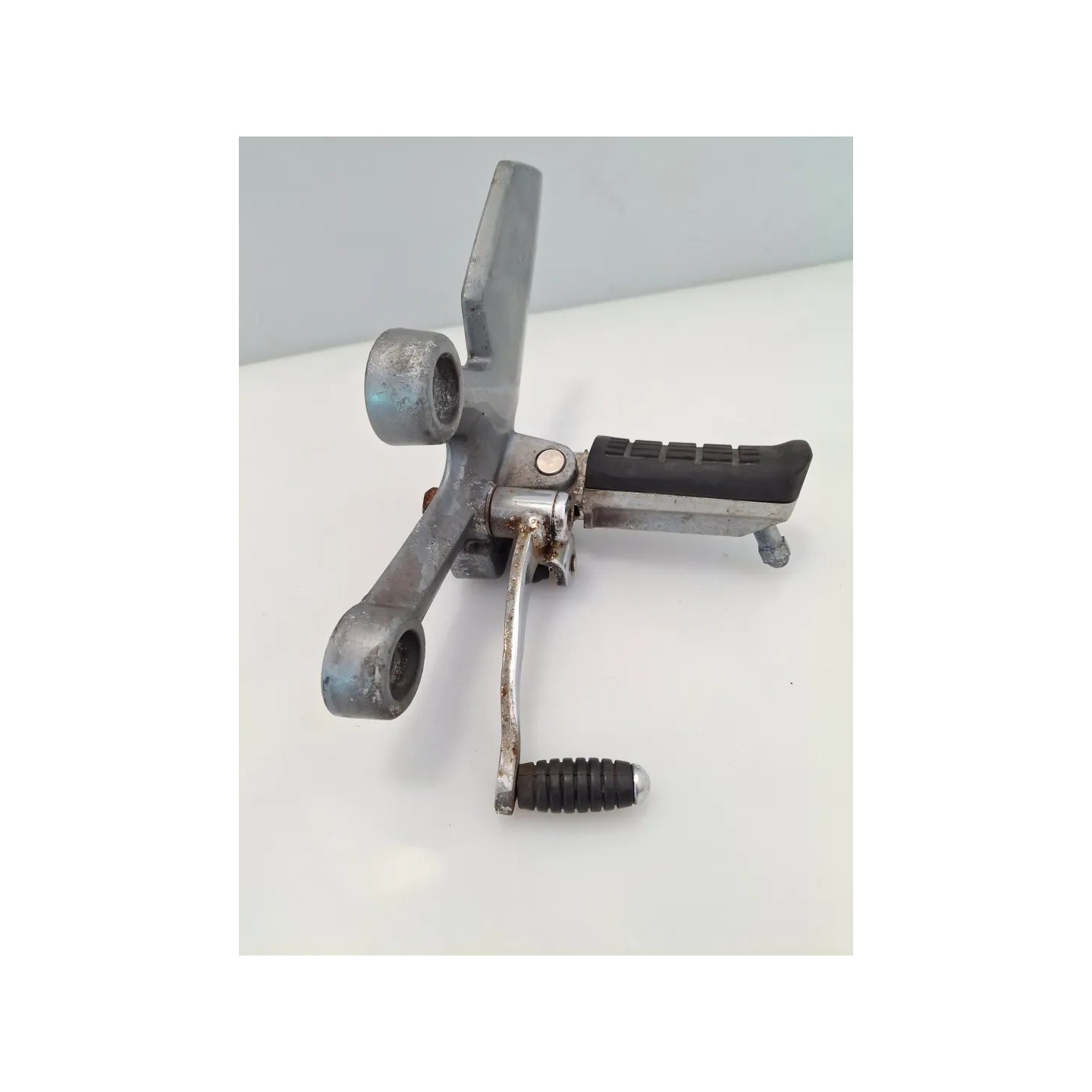 Supporto pedana appoggiapiede anteriore Sym SB 250 SB 250 Ni Sinistro