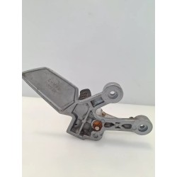 Supporto pedana appoggiapiede anteriore Sym SB 250 SB 250 Ni Sinistro
