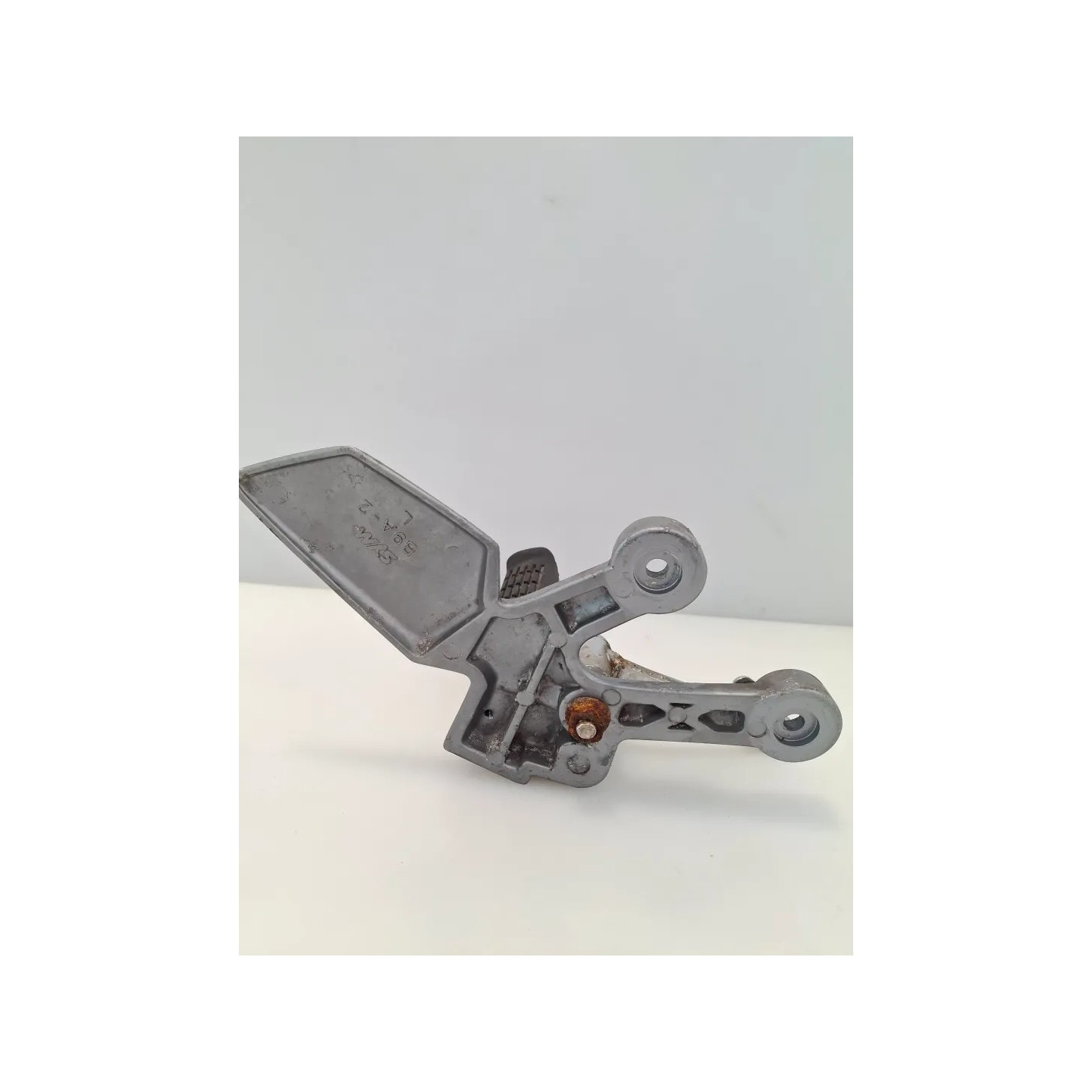 Supporto pedana appoggiapiede anteriore Sym SB 250 SB 250 Ni Sinistro