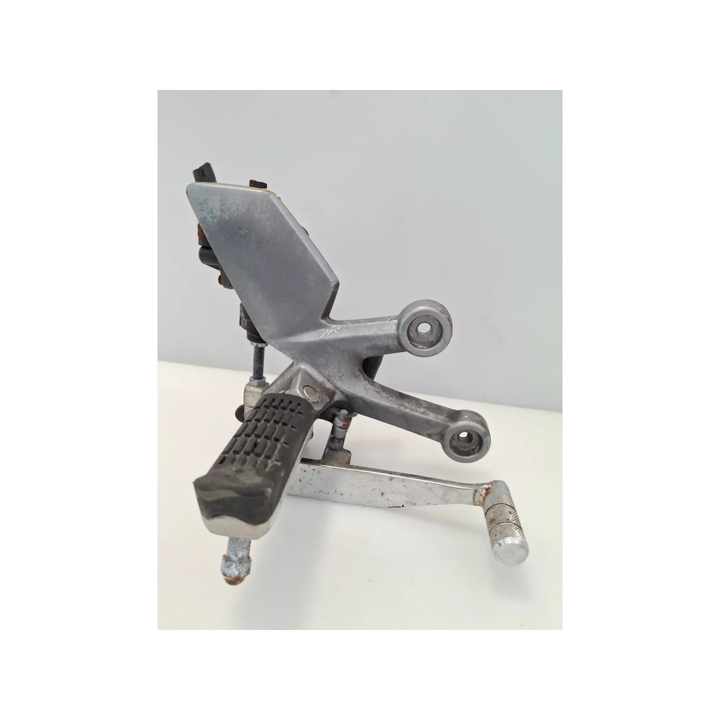 Supporto pedana appoggiapiede anteriore Sym SB 250 SB 250 Ni Destro