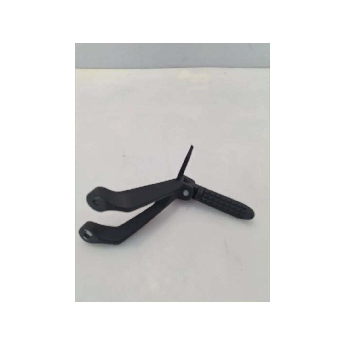 Supporto pedana appoggiapiede post. sx. - Voge Brivido 125