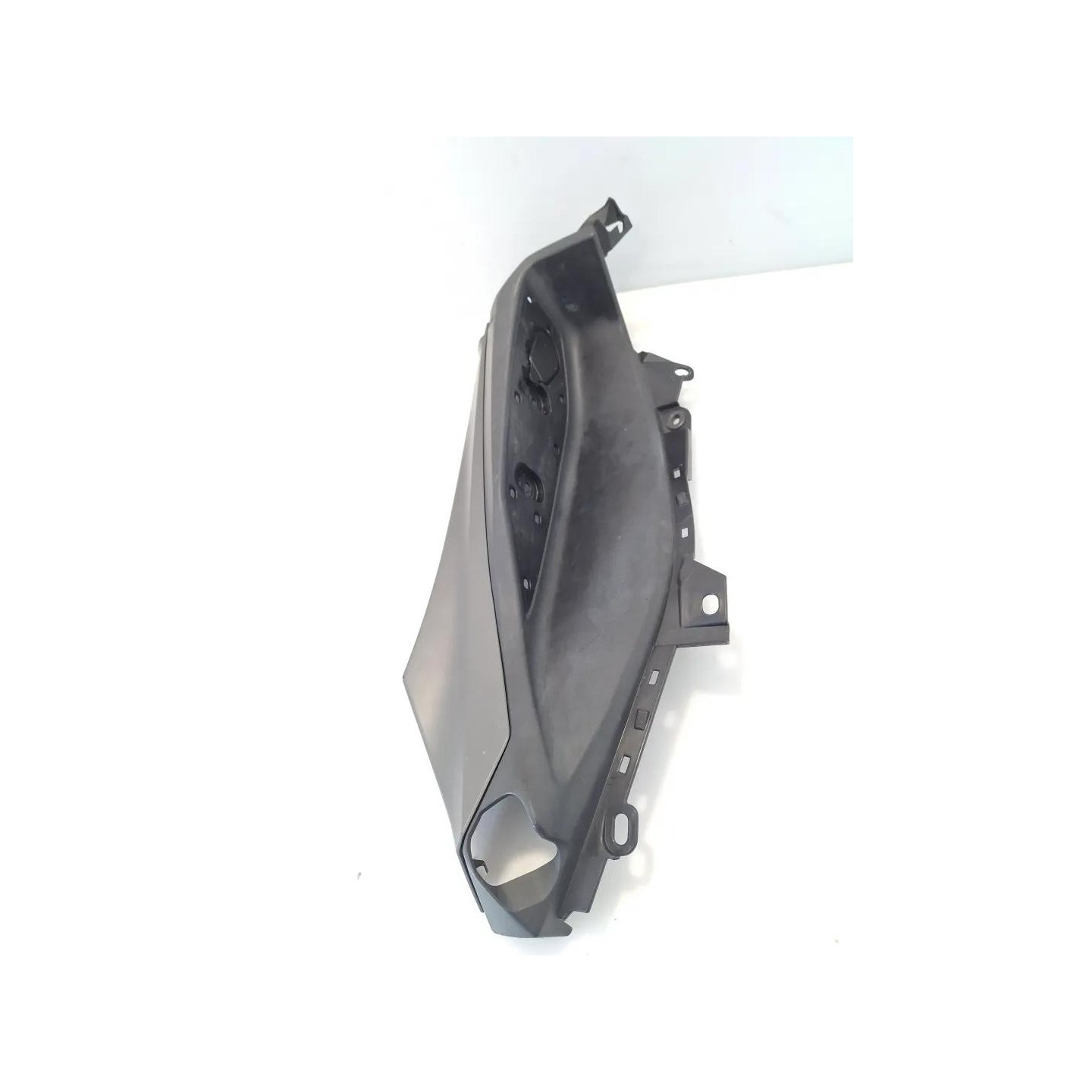 Pavimento appoggiapiedi sx. - Yamaha X-Max 300 (18-21)