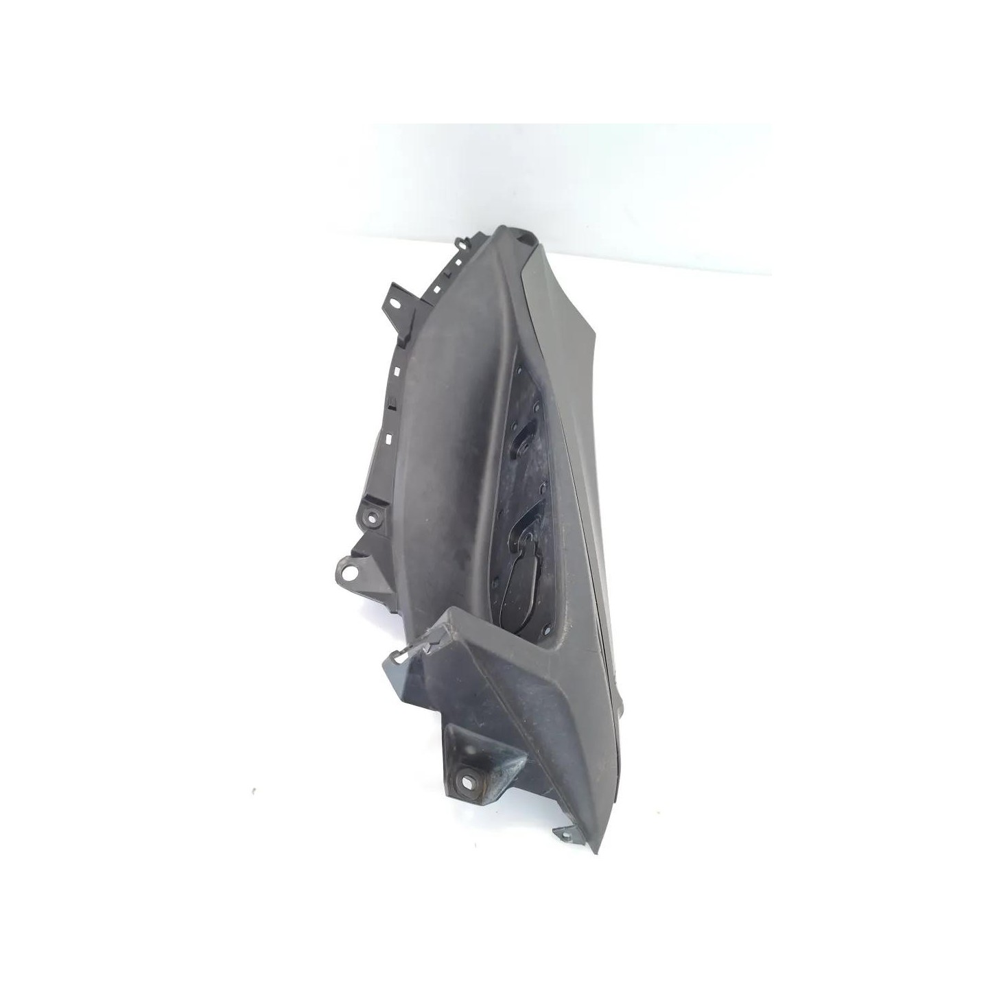 Pavimento appoggiapiedi sx. - Yamaha X-Max 300 (18-21)