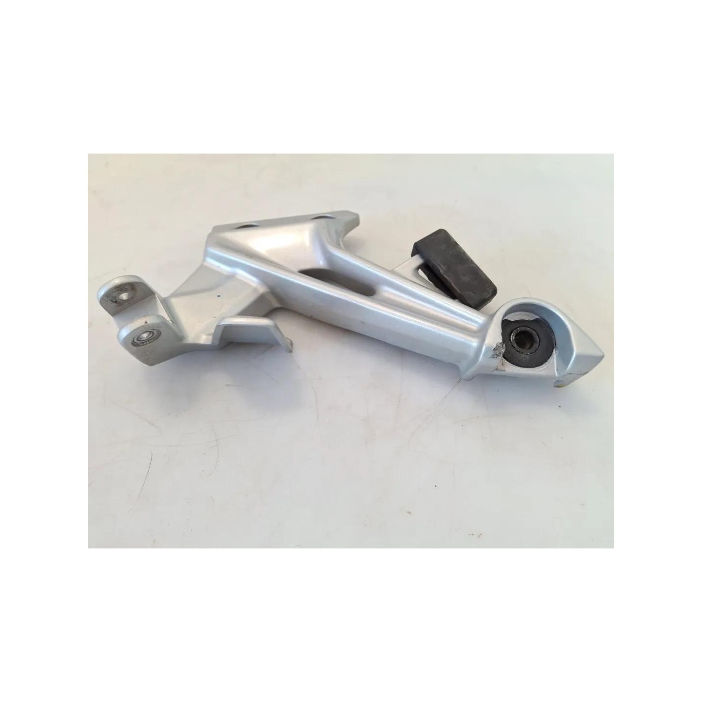Supporto pedana appoggiapiede post. sx. - Yamaha FJR 1300 (16-)
