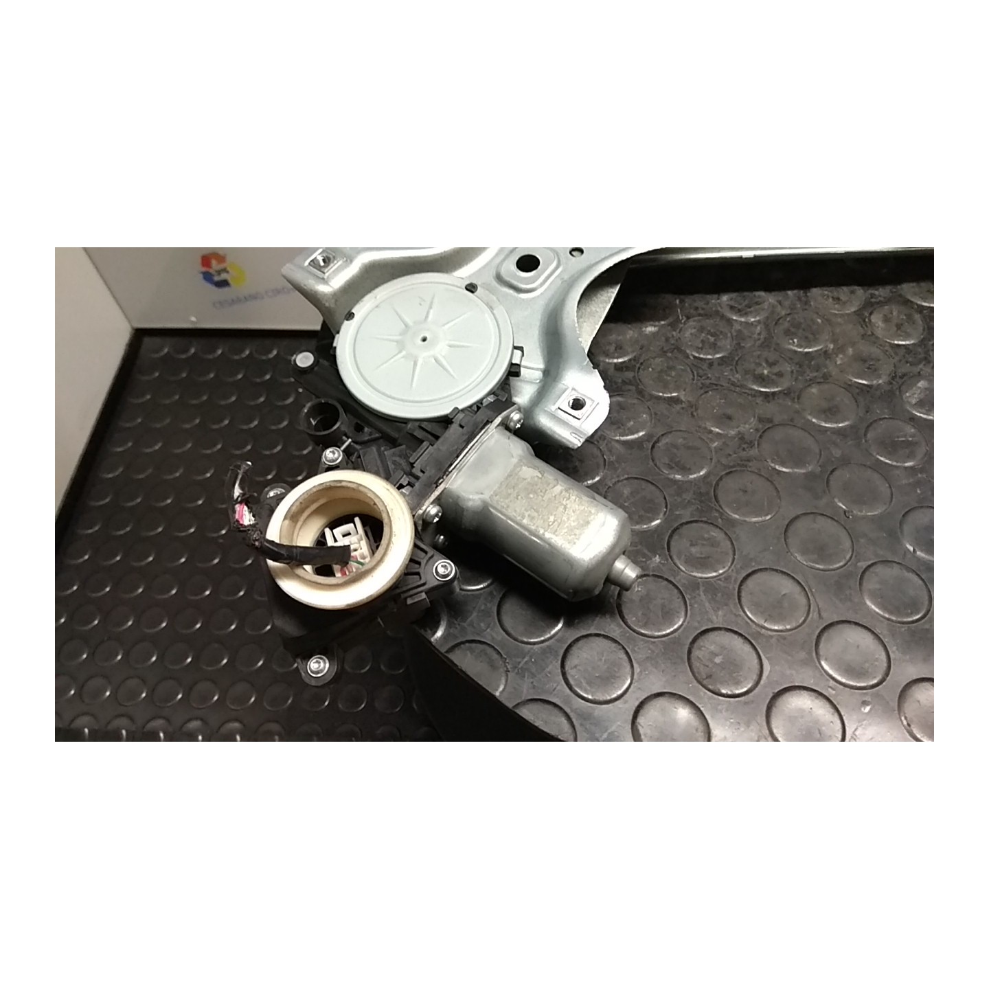ALZACRISTALLO ELETTR. PORTA ANT. C/MOTORINO SX. 024 TOYOTA YARIS (11/05-02/12) 1KRFE 698200D041